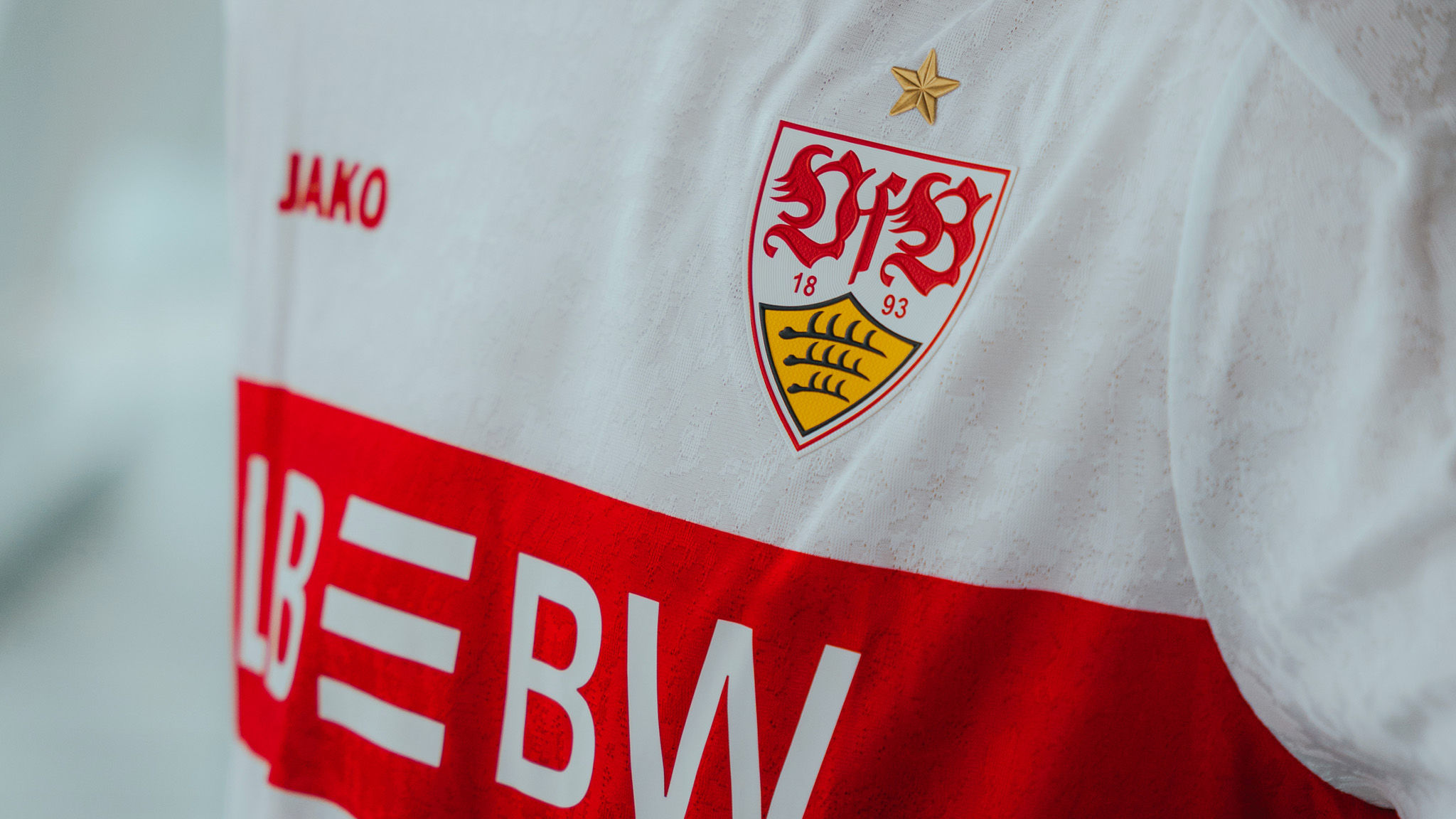 Camisa do VfB Stuttgart para a UEL 2025-2026 é apresentada pela JAKO
