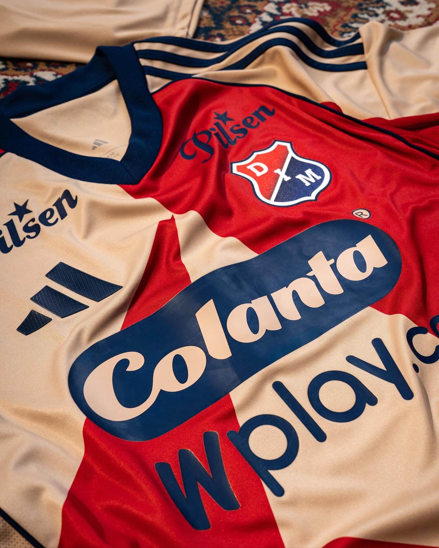 Terceira camisa do Independiente Medellín 2025-2026 homenageia os torcedores