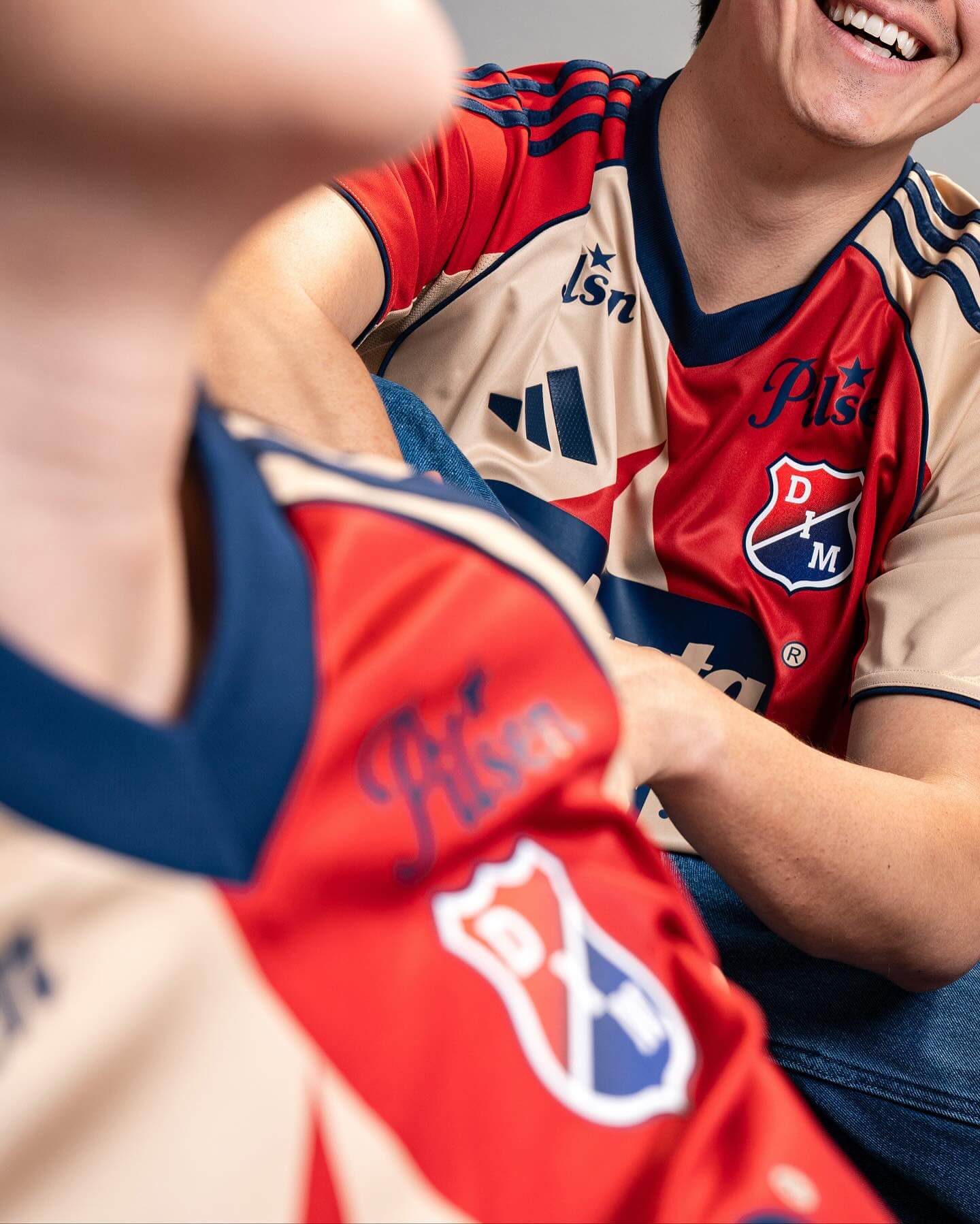 Terceira camisa do Independiente Medellín 2025-2026 homenageia os torcedores