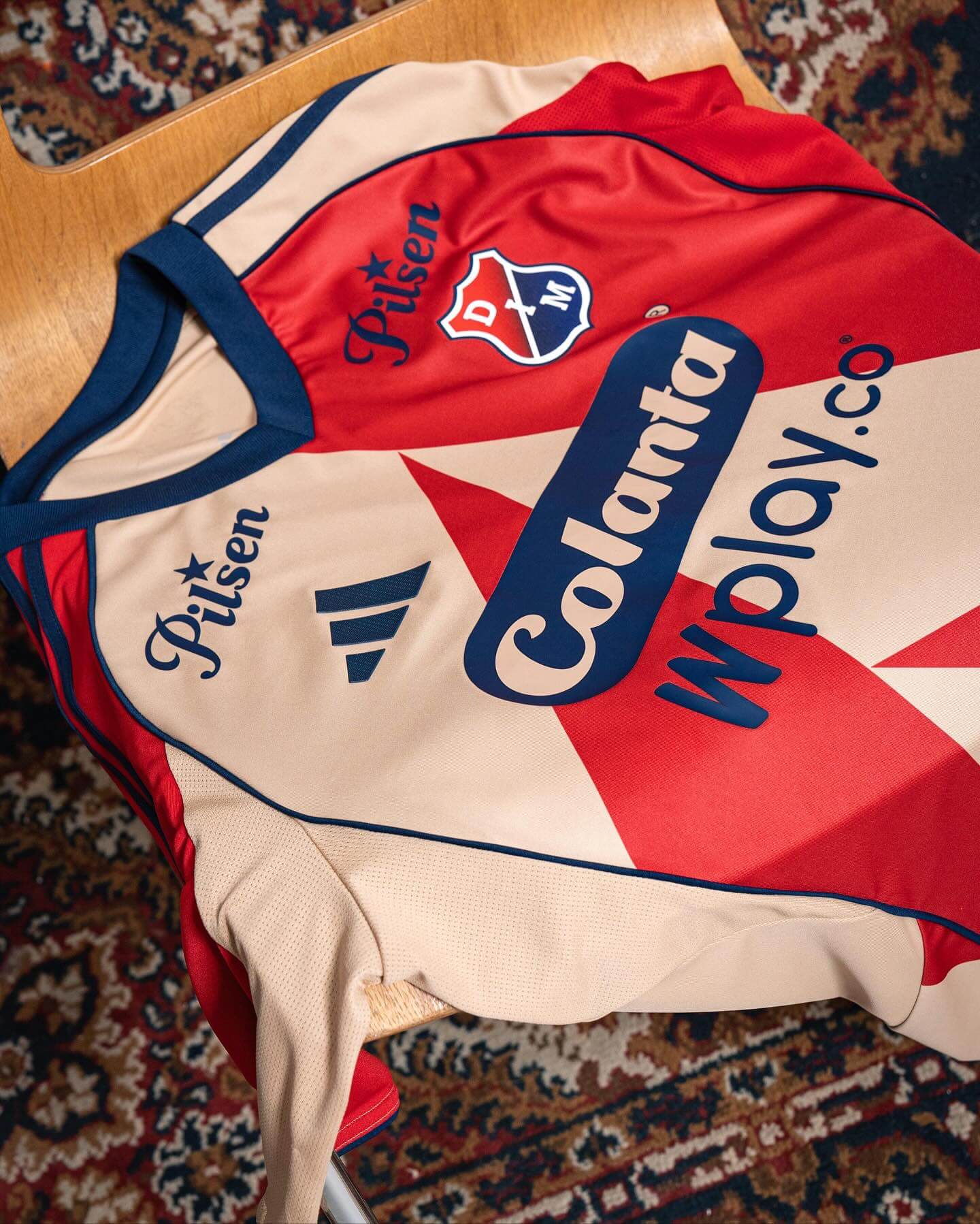 Terceira camisa do Independiente Medellín 2025-2026 homenageia os torcedores