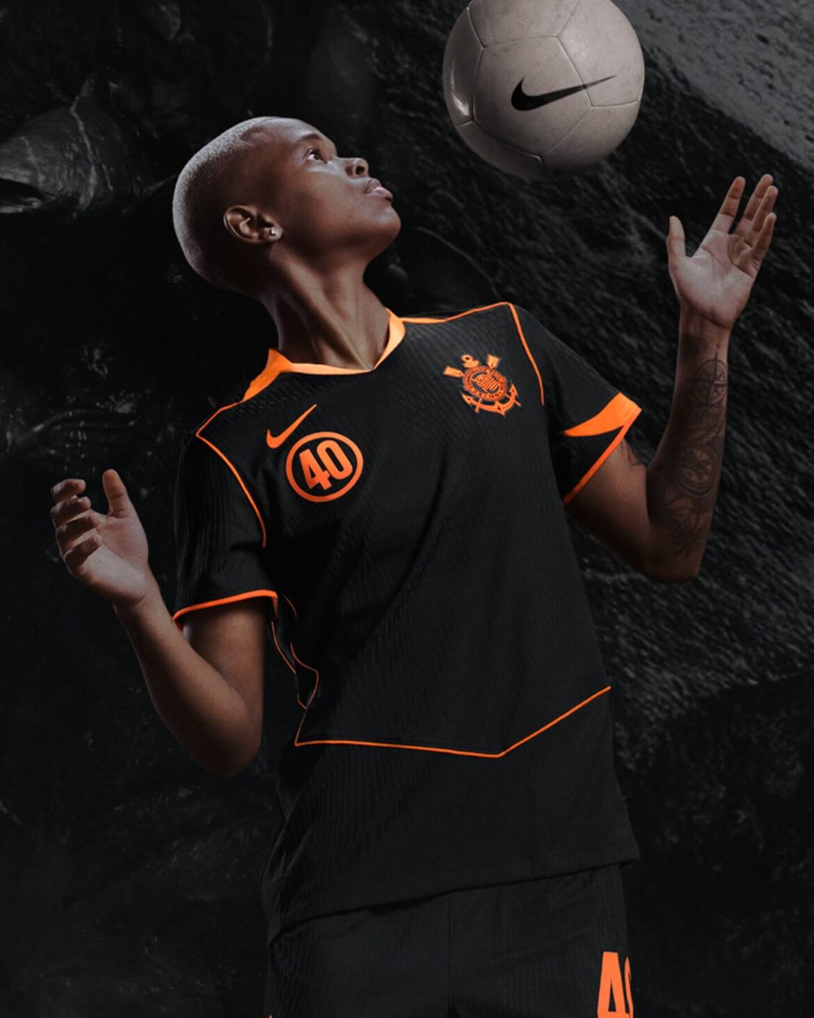 Jogadora Jhonson usando Camisa Corinthians III 2025/26 Total 90 Preta e Laranja