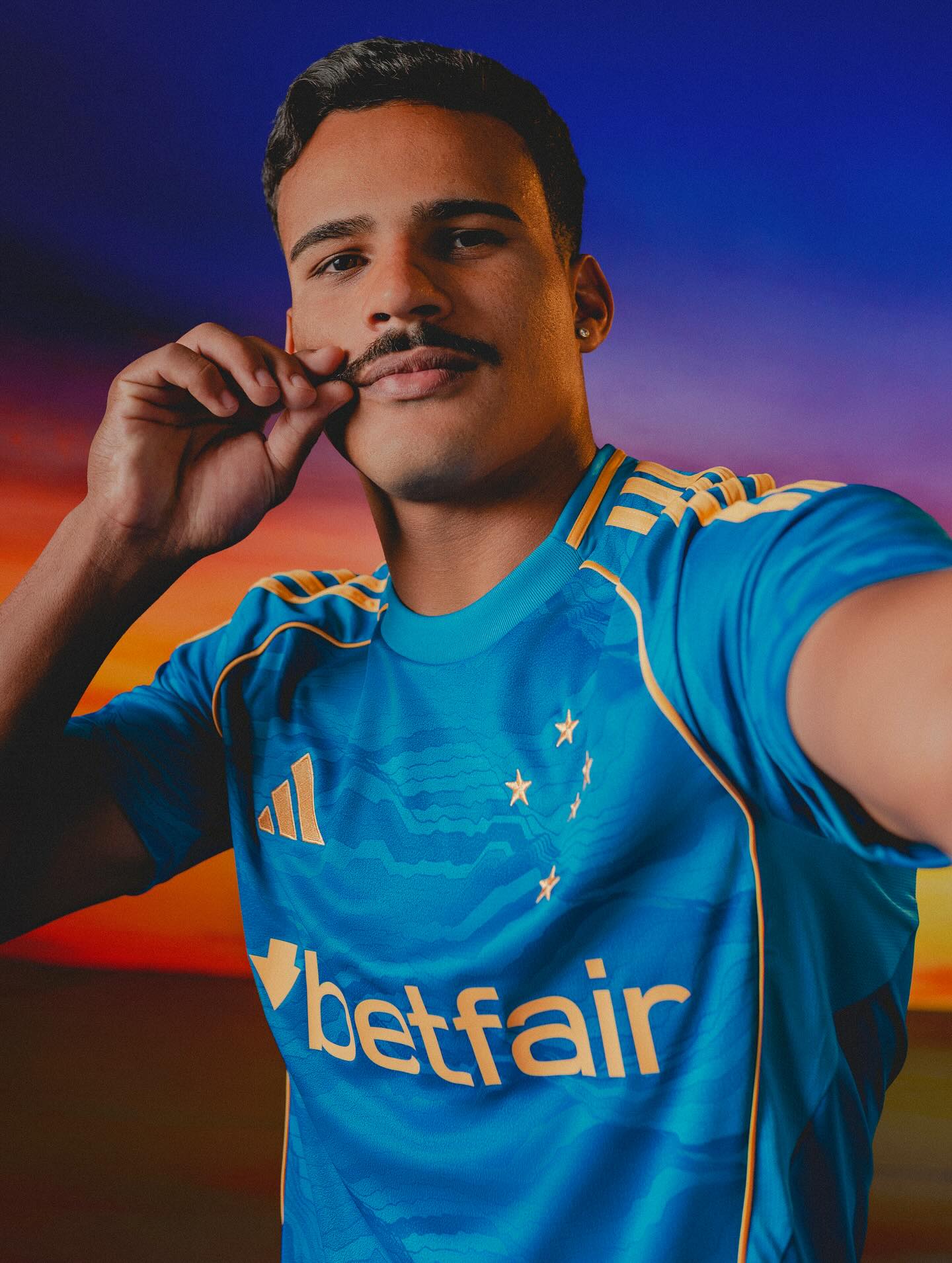 Terceira camisa do Cruzeiro 2025-2026 é lançada pela adidas