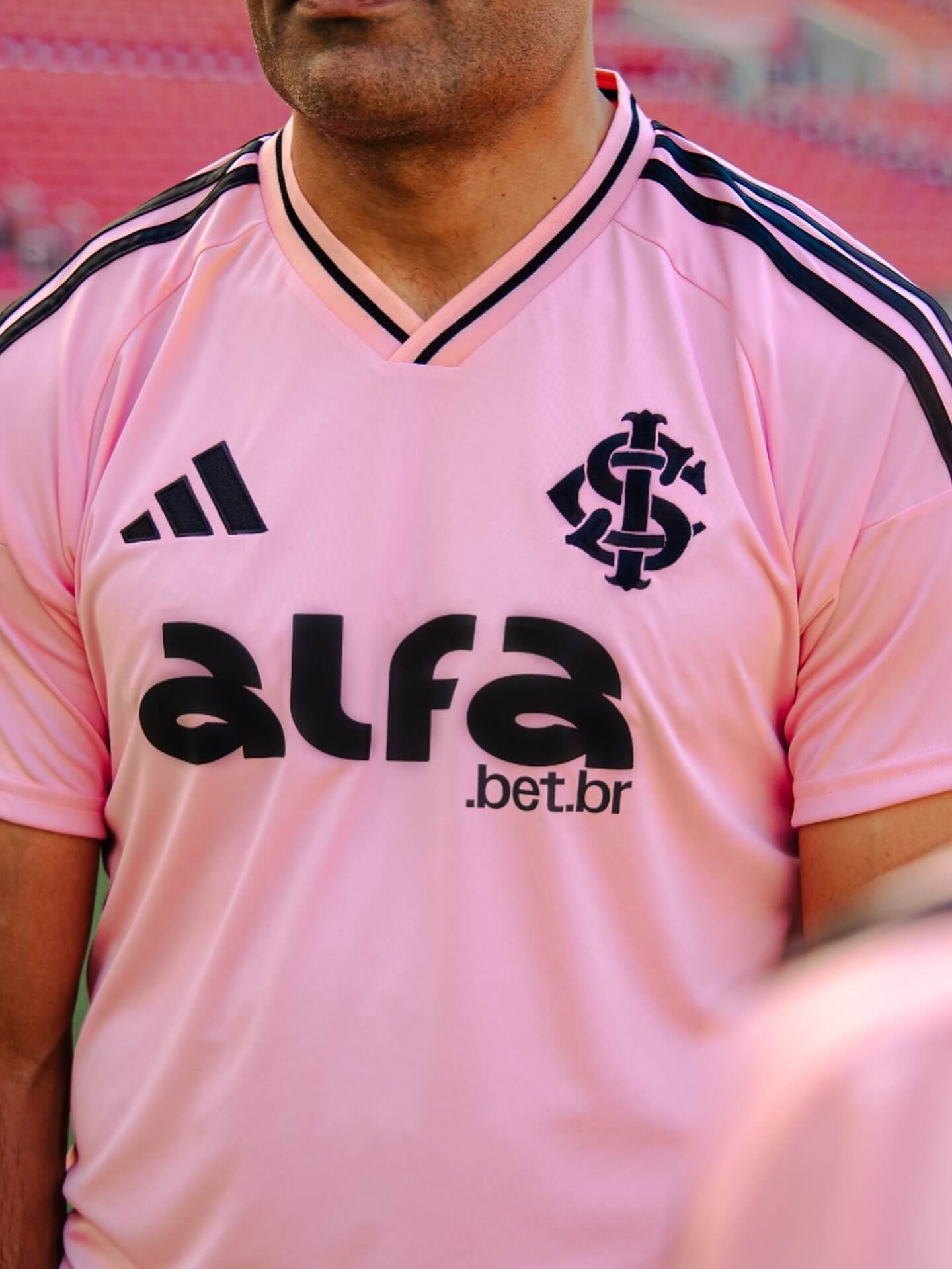 Internacional lança camisa para o Outubro Rosa 2025