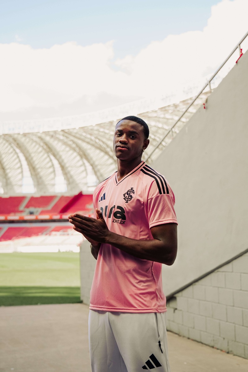 Internacional lança camisa para o Outubro Rosa 2025