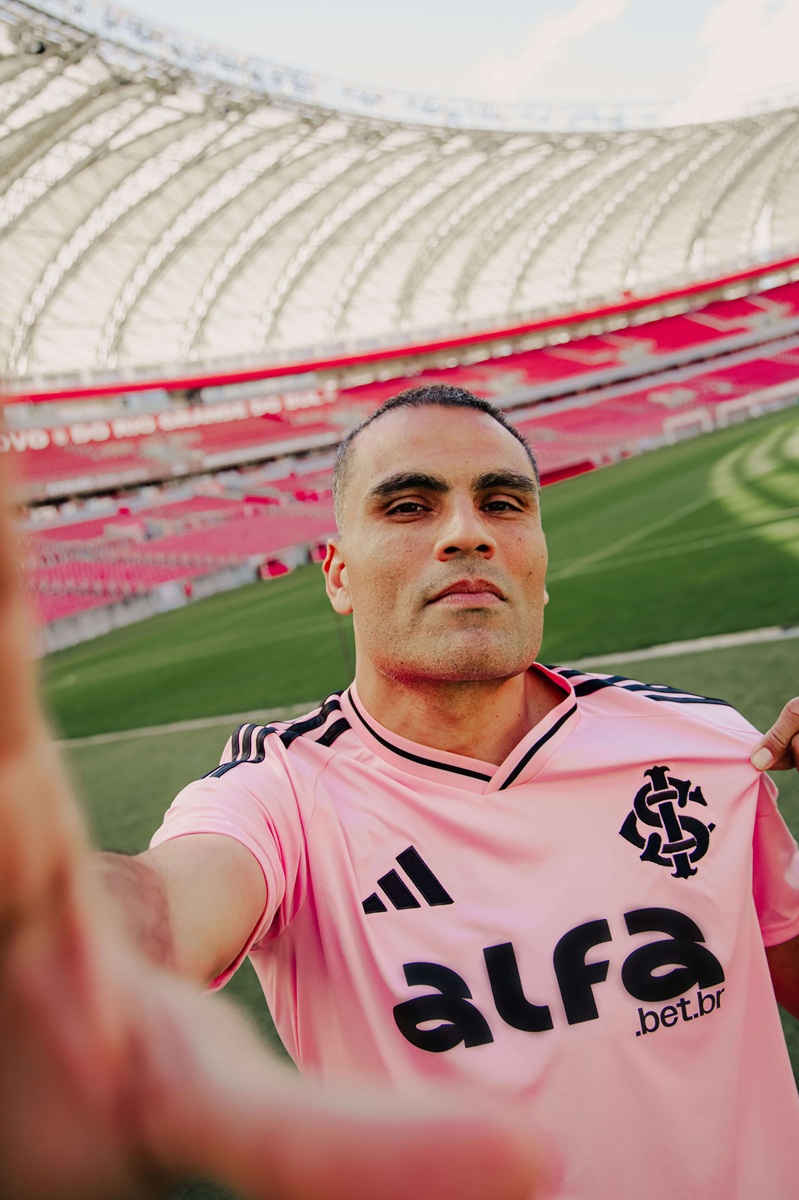 Internacional lança camisa para o Outubro Rosa 2025
