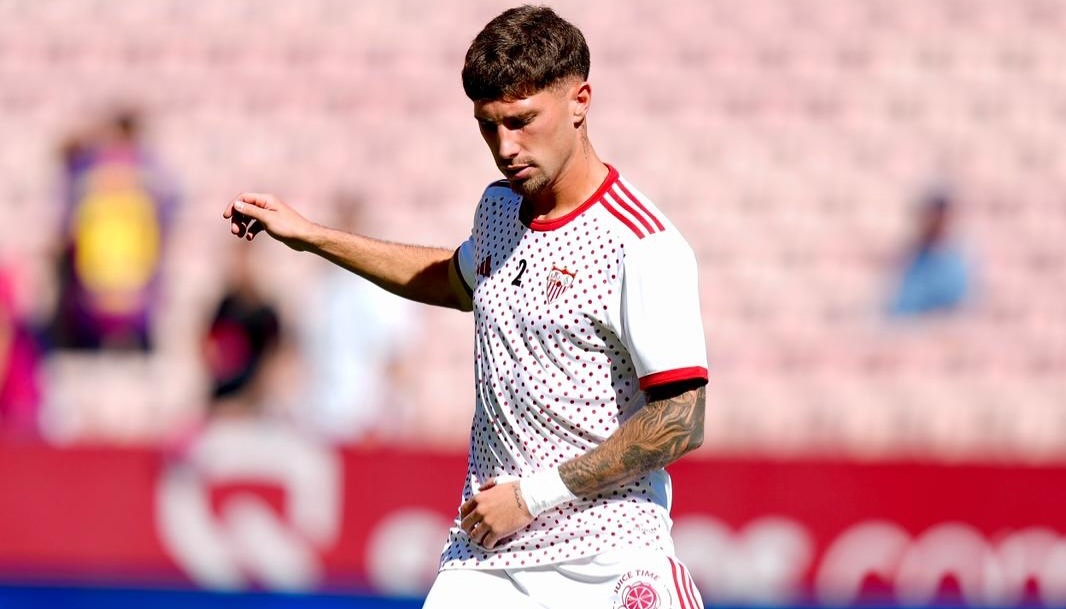 Sevilla apresenta linha de camisas pré-jogo 2025-2026