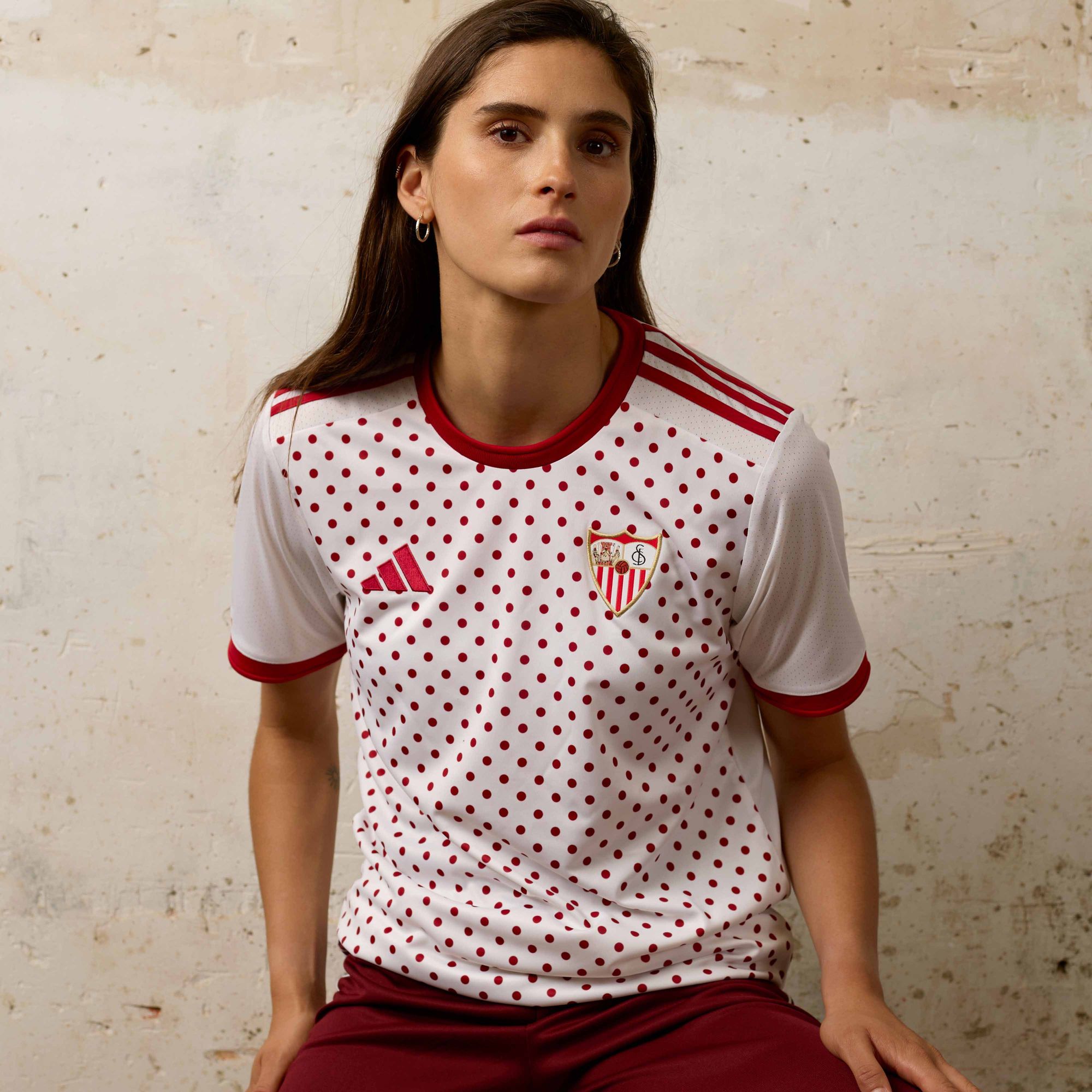 Sevilla apresenta linha de camisas pré-jogo 2025-2026