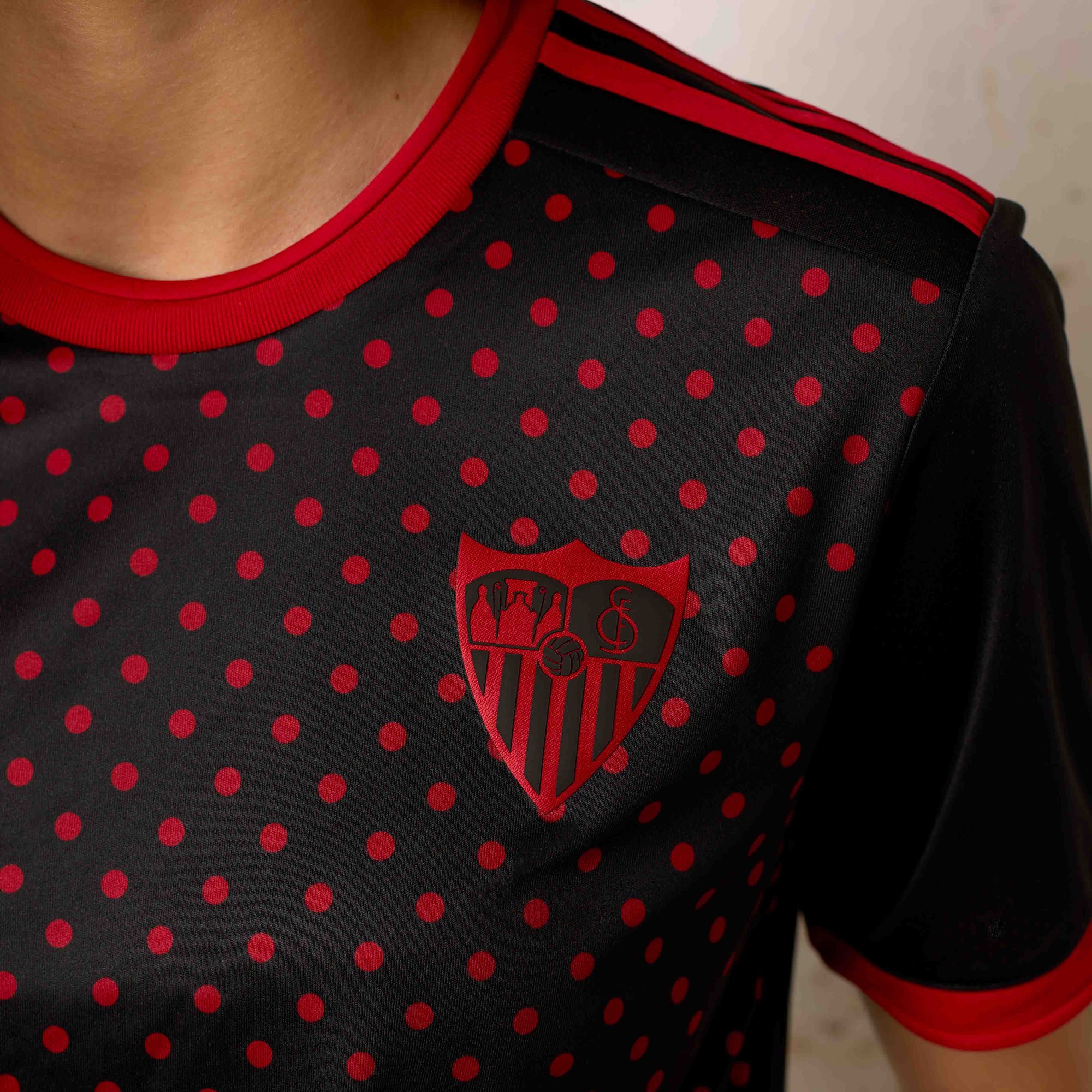 Sevilla apresenta linha de camisas pré-jogo 2025-2026