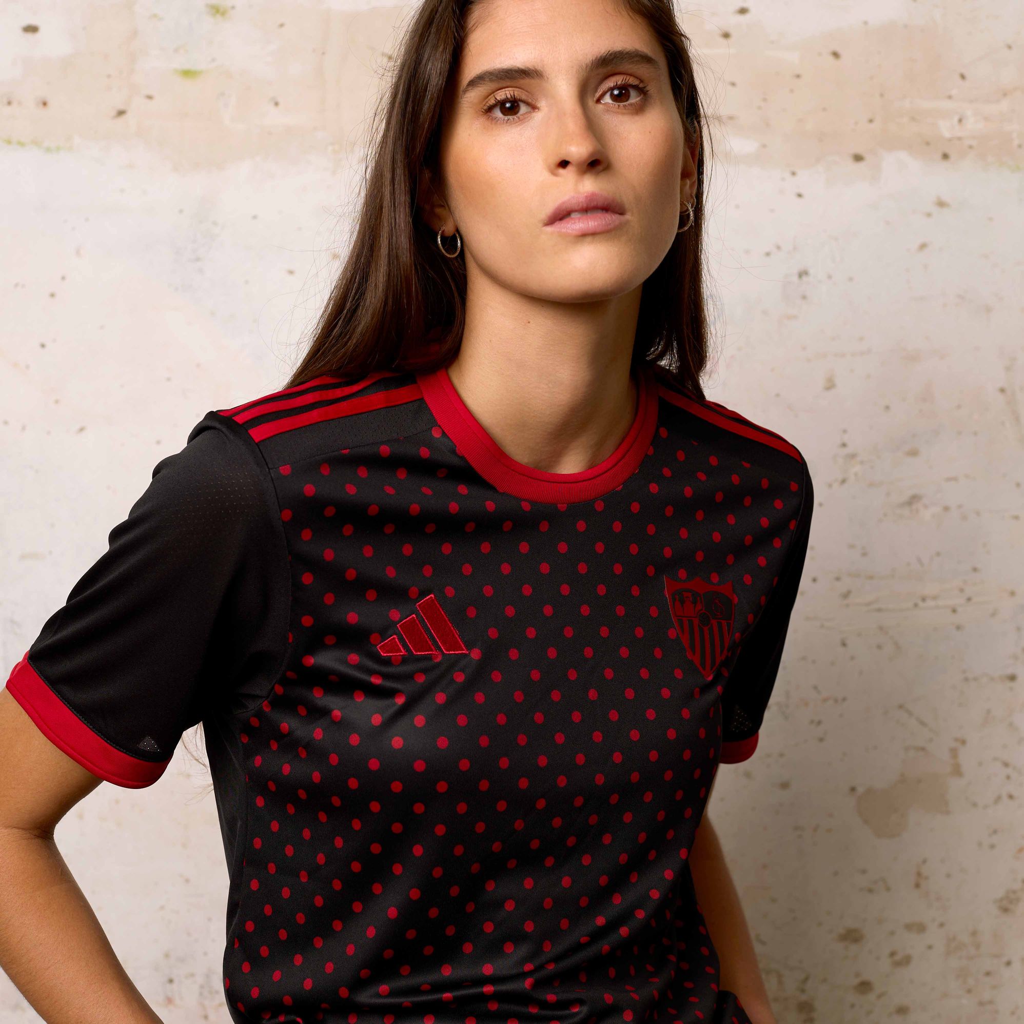 Sevilla apresenta linha de camisas pré-jogo 2025-2026