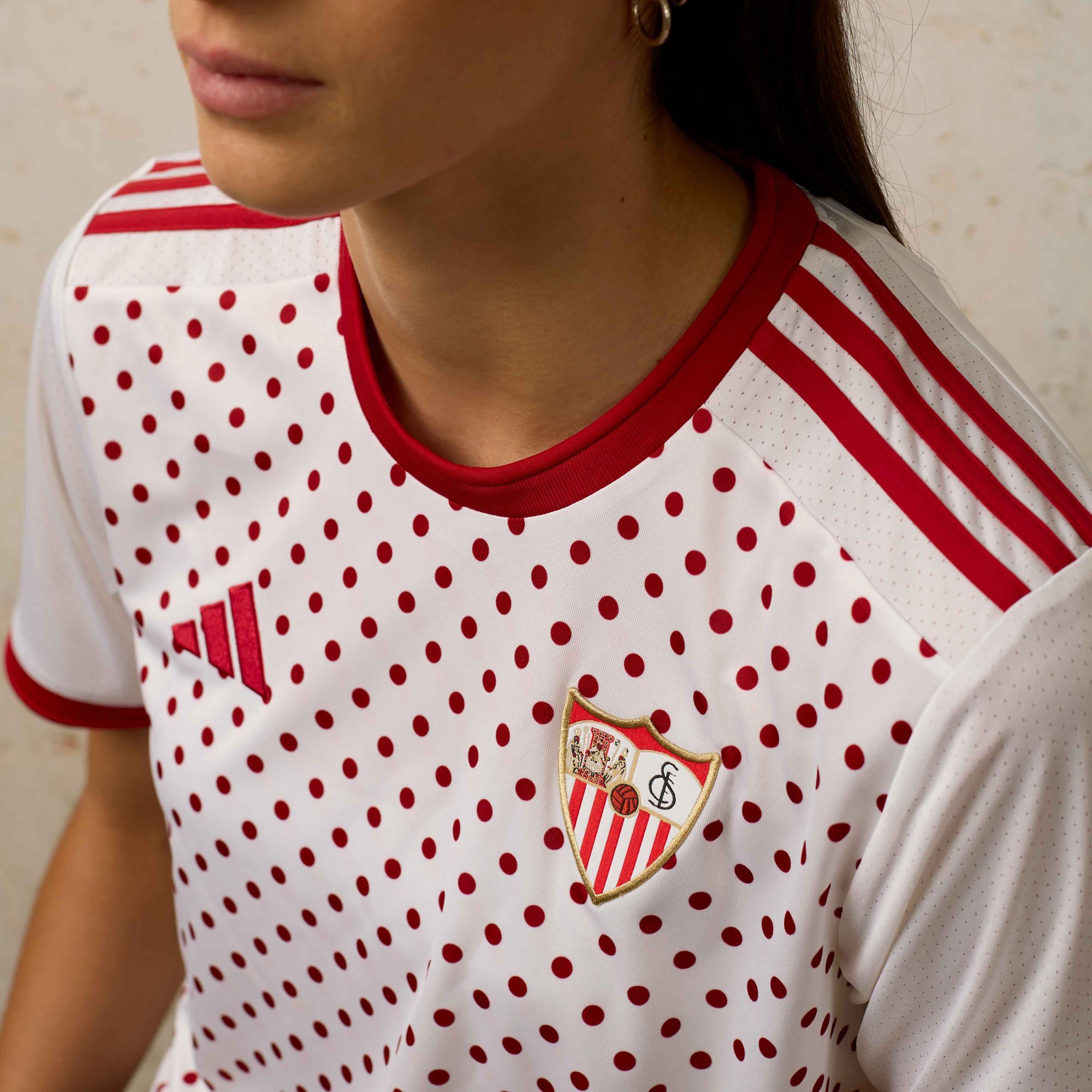 Sevilla apresenta linha de camisas pré-jogo 2025-2026