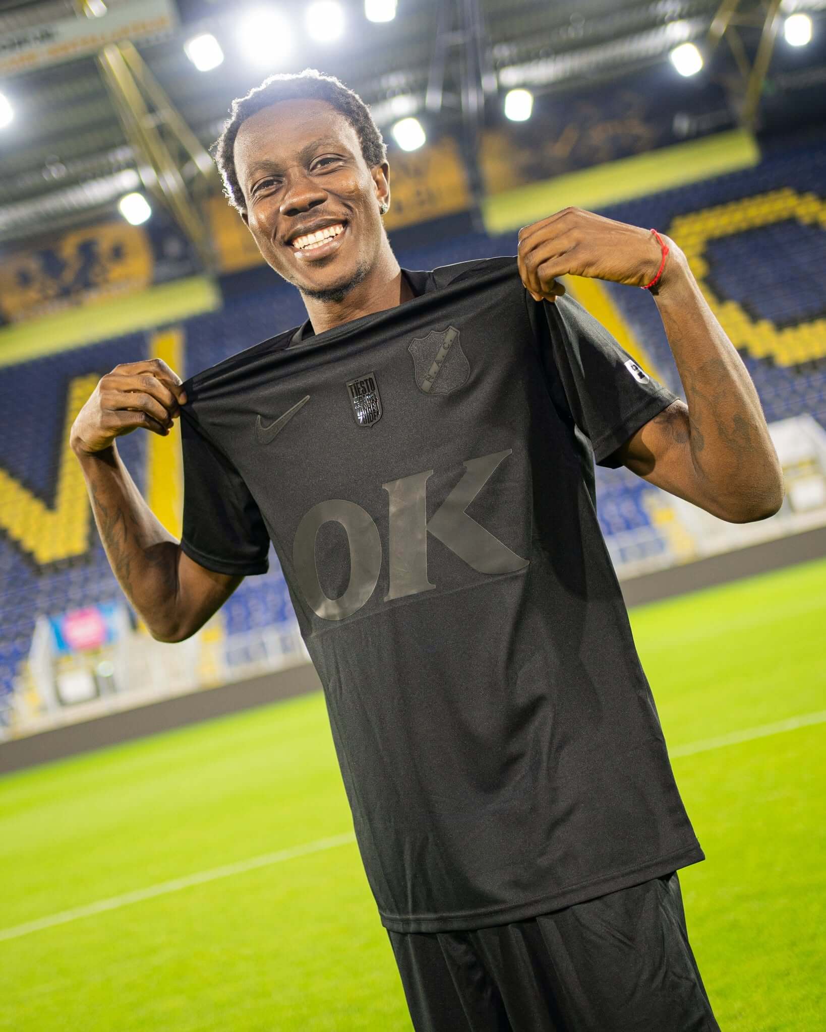 NAC Breda lança camisa blackout em parceria com o DJ Tiësto
