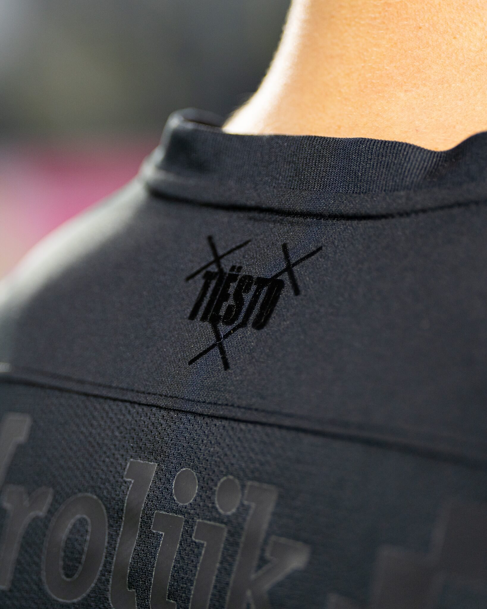 NAC Breda lança camisa blackout em parceria com o DJ Tiësto