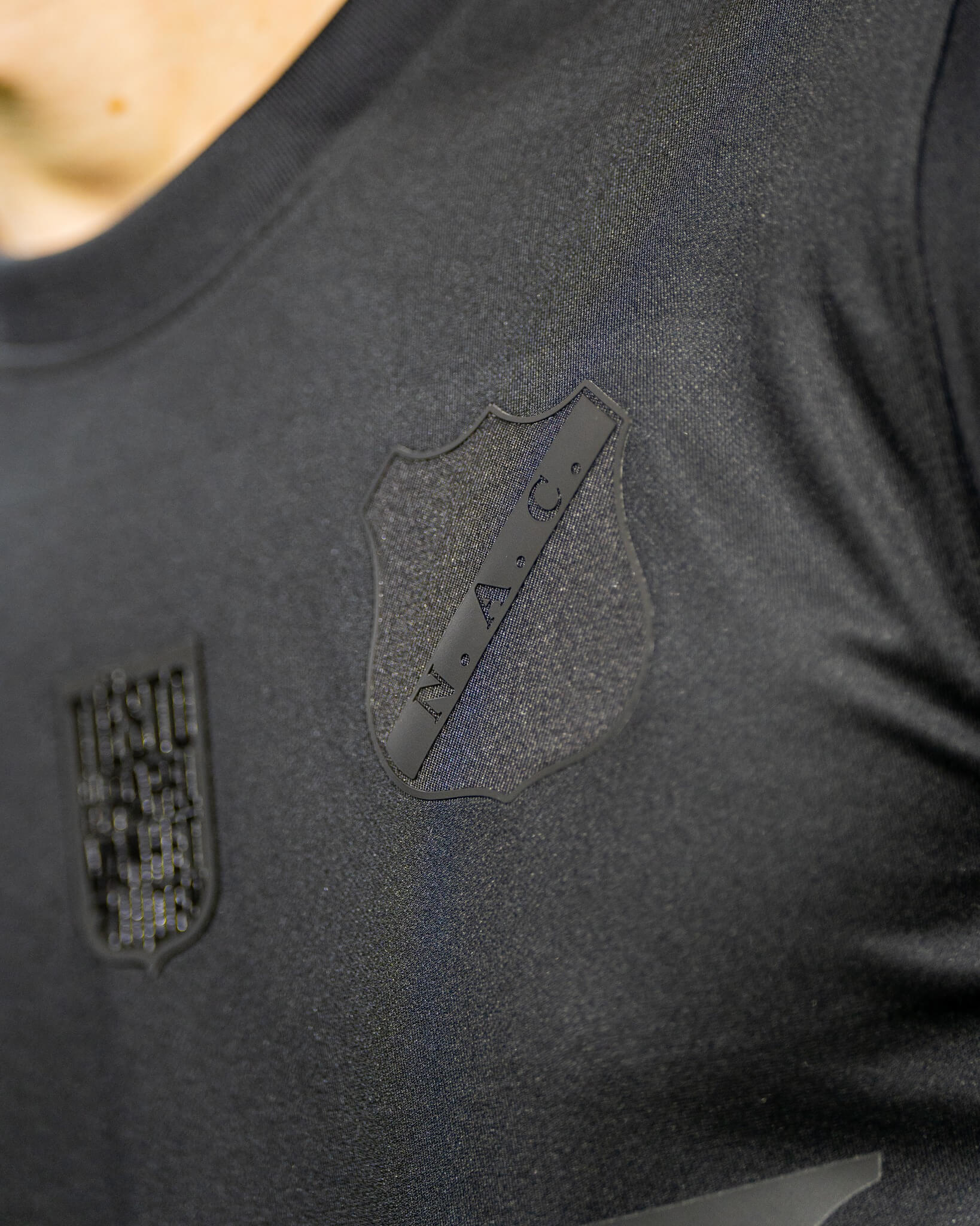 NAC Breda lança camisa blackout em parceria com o DJ Tiësto