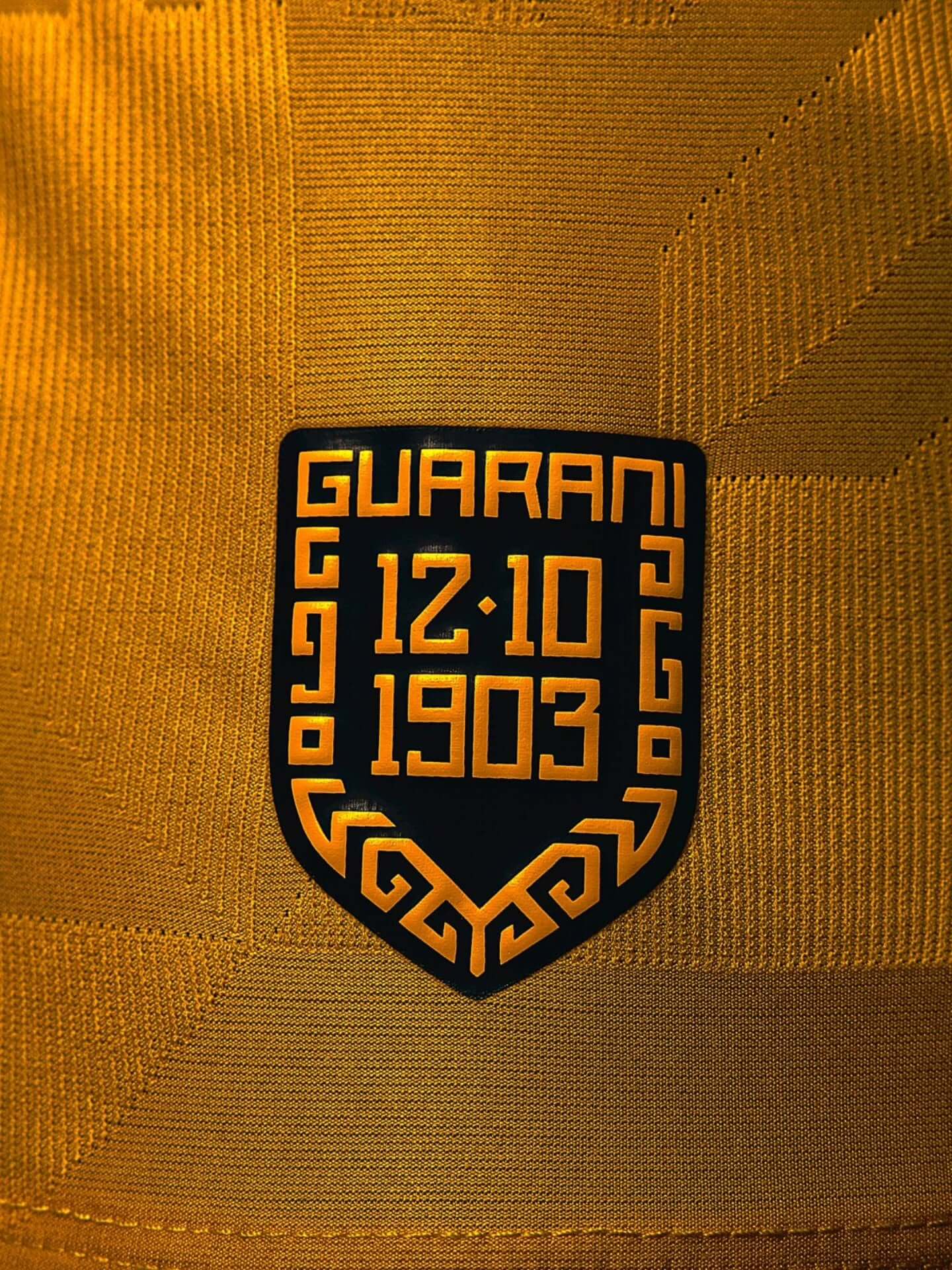 Camisa de 122 anos do Club Guaraní é revelada pela Kyrios