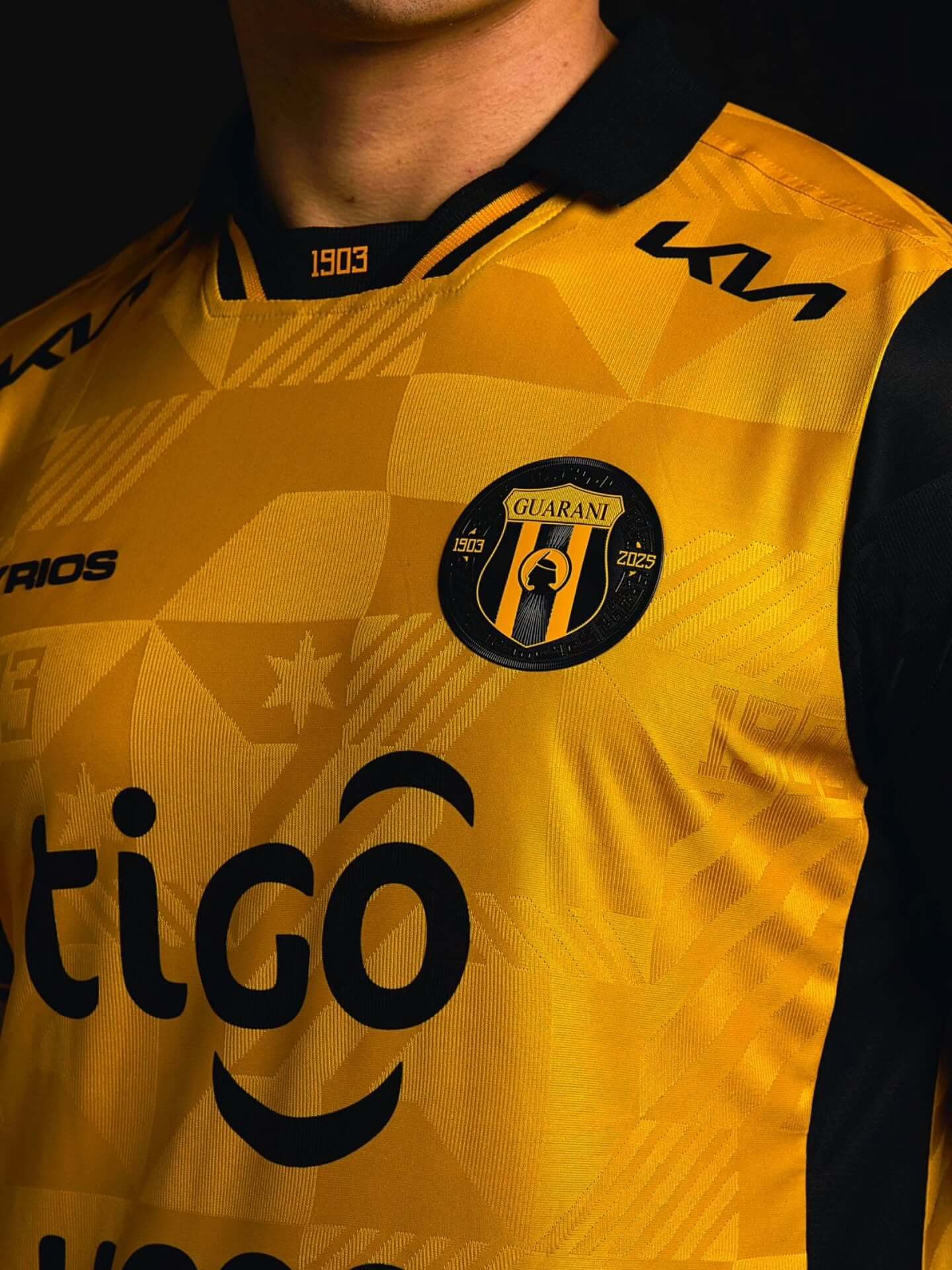 Camisa de 122 anos do Club Guaraní é revelada pela Kyrios
