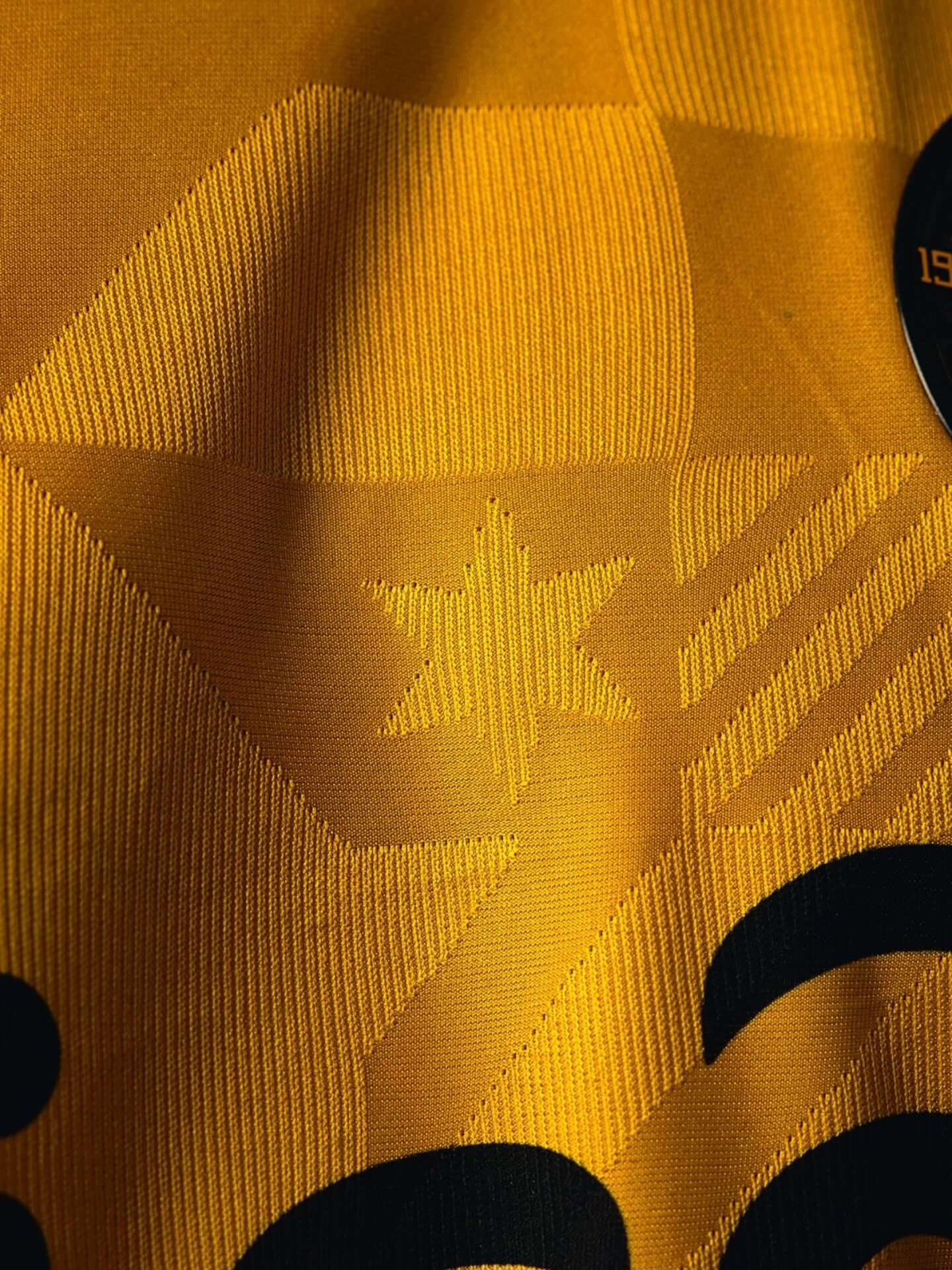 Camisa de 122 anos do Club Guaraní é revelada pela Kyrios