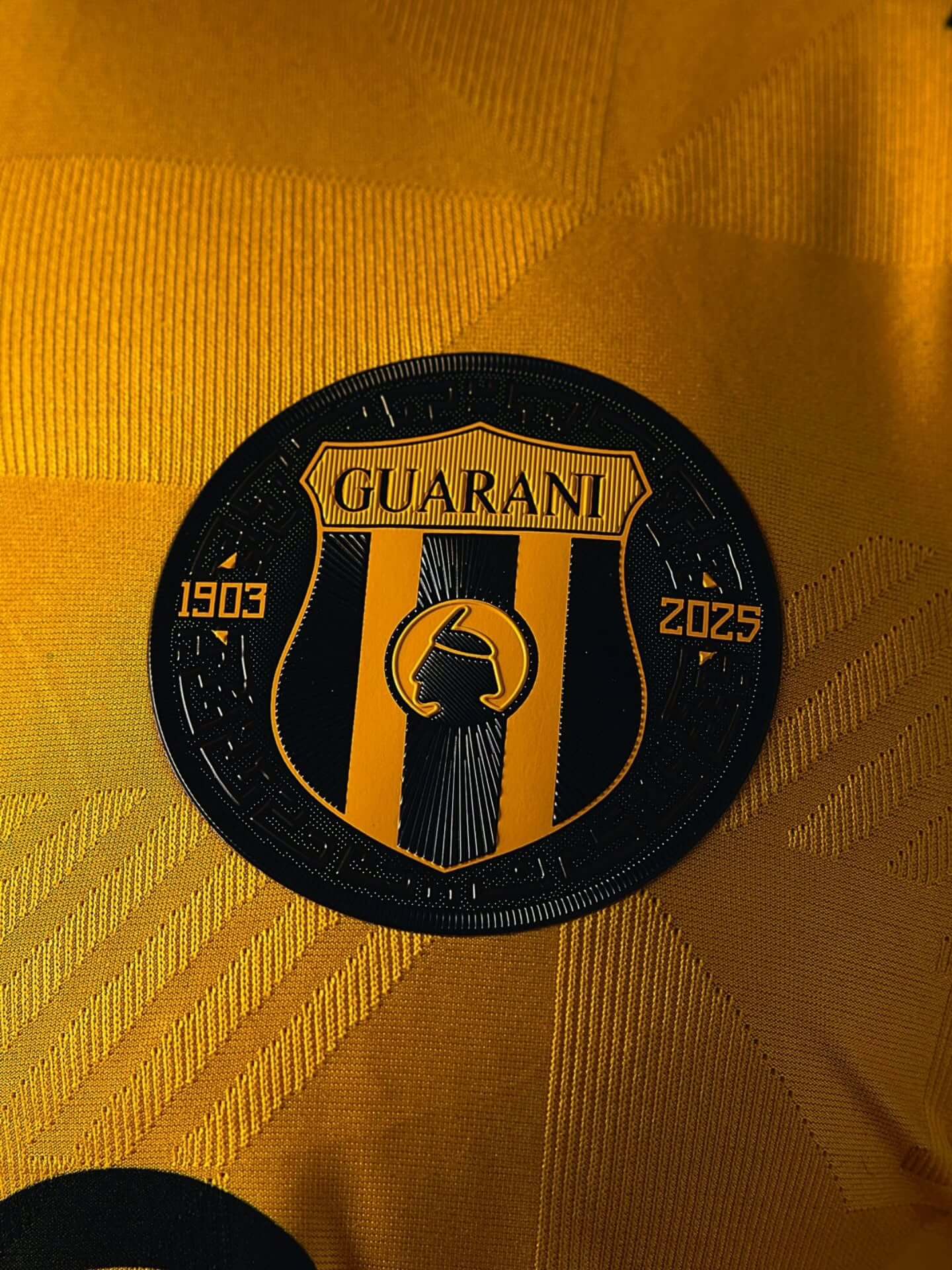 Camisa de 122 anos do Club Guaraní é revelada pela Kyrios