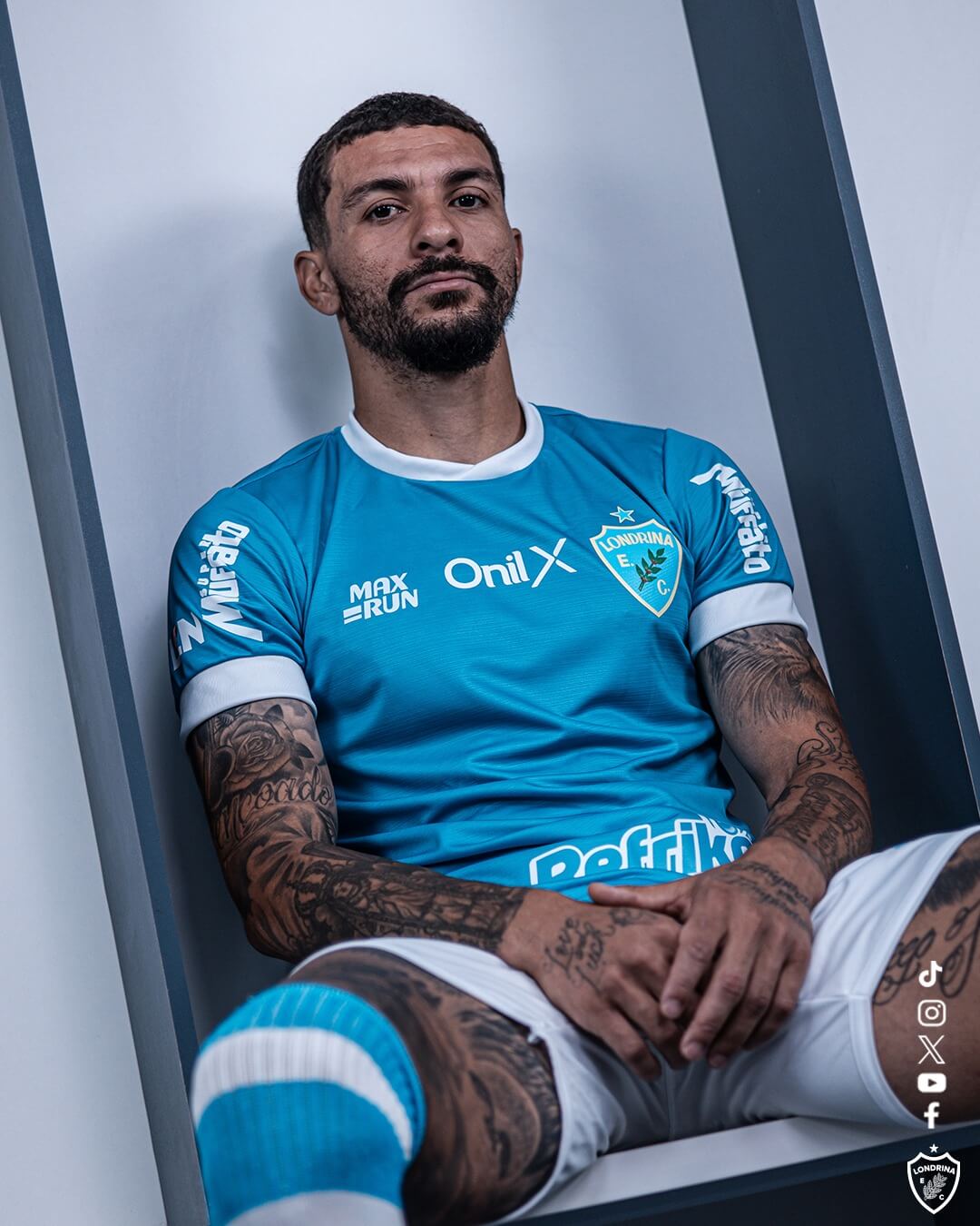 Londrina EC lança nova camisa azul-celeste inspirada nos anos 70