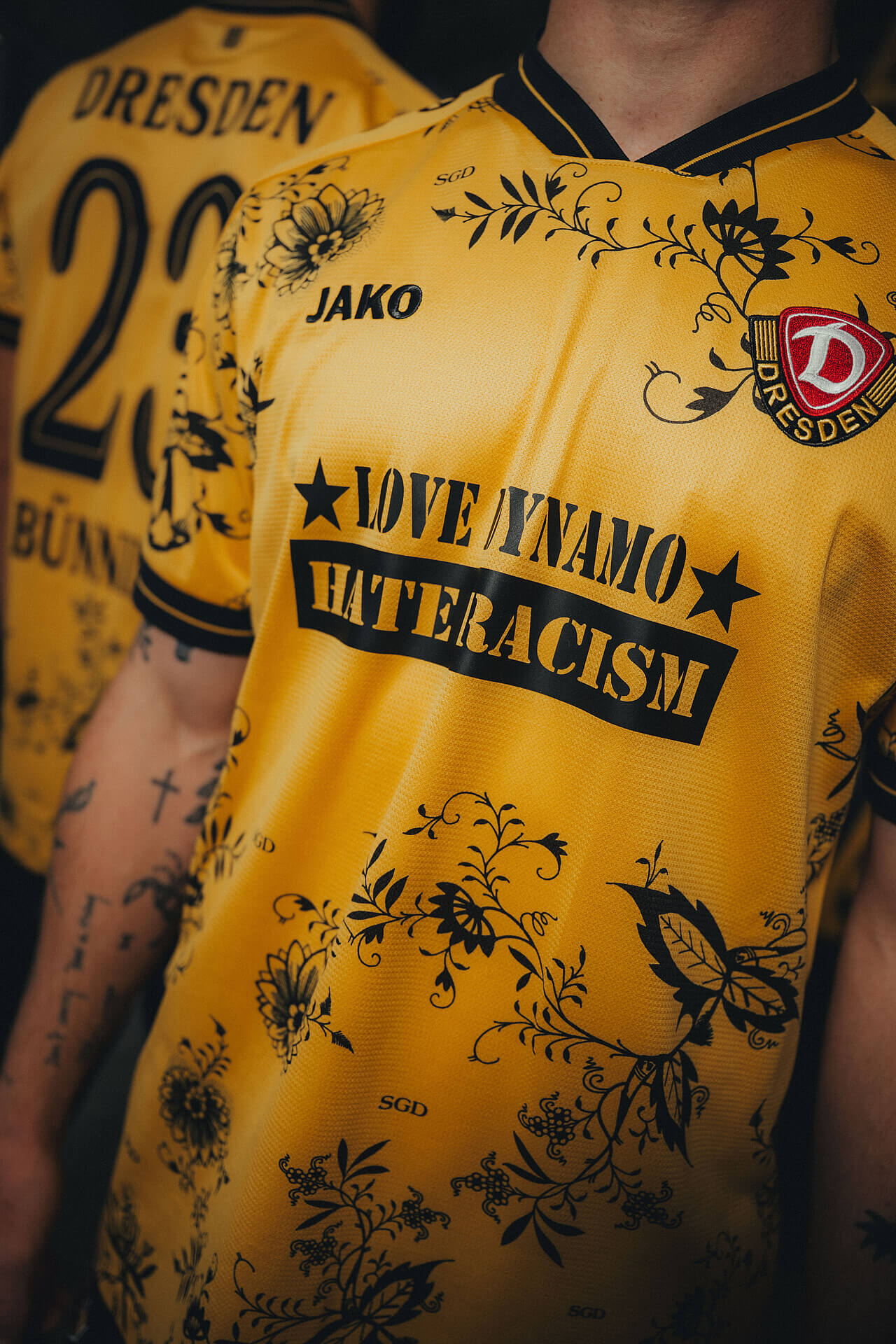 Dynamo Dresden lança camisa contra o racismo