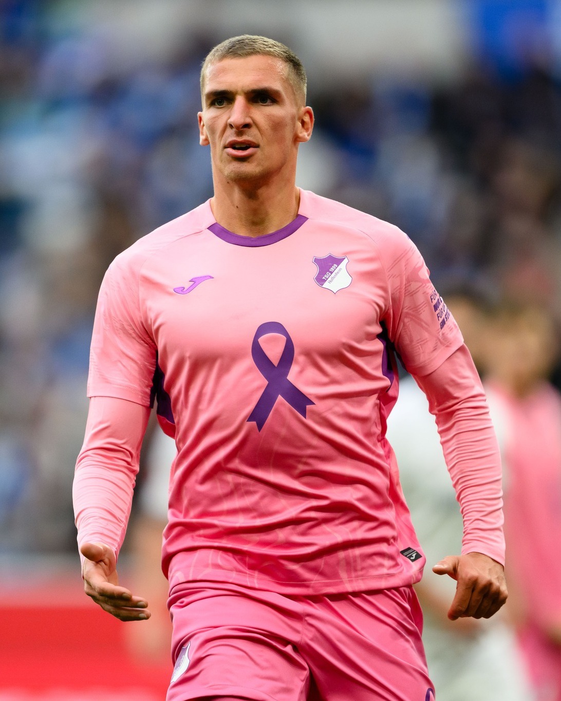 Hoffenheim lança camisa para o Outubro Rosa 2025