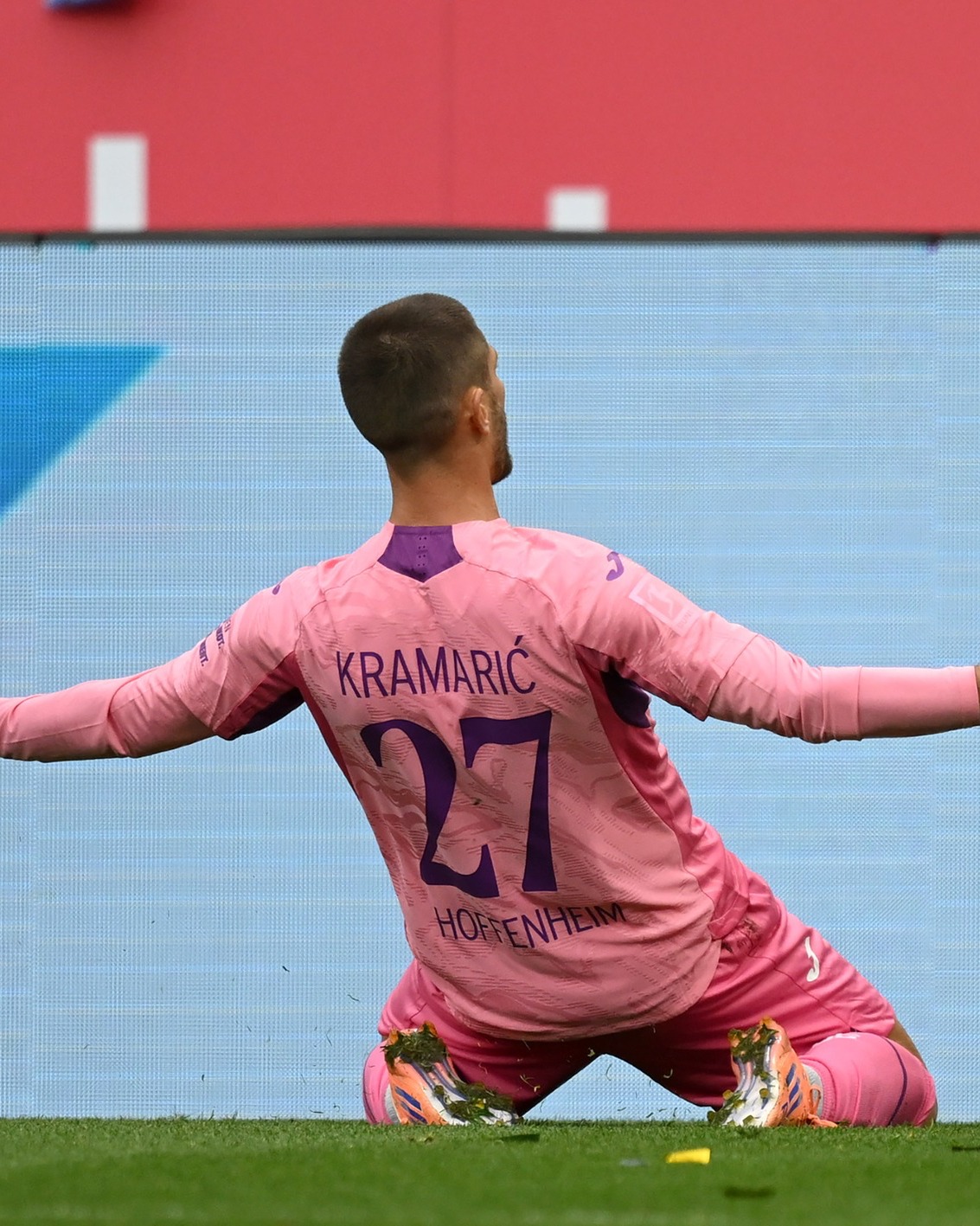 Hoffenheim lança camisa para o Outubro Rosa 2025