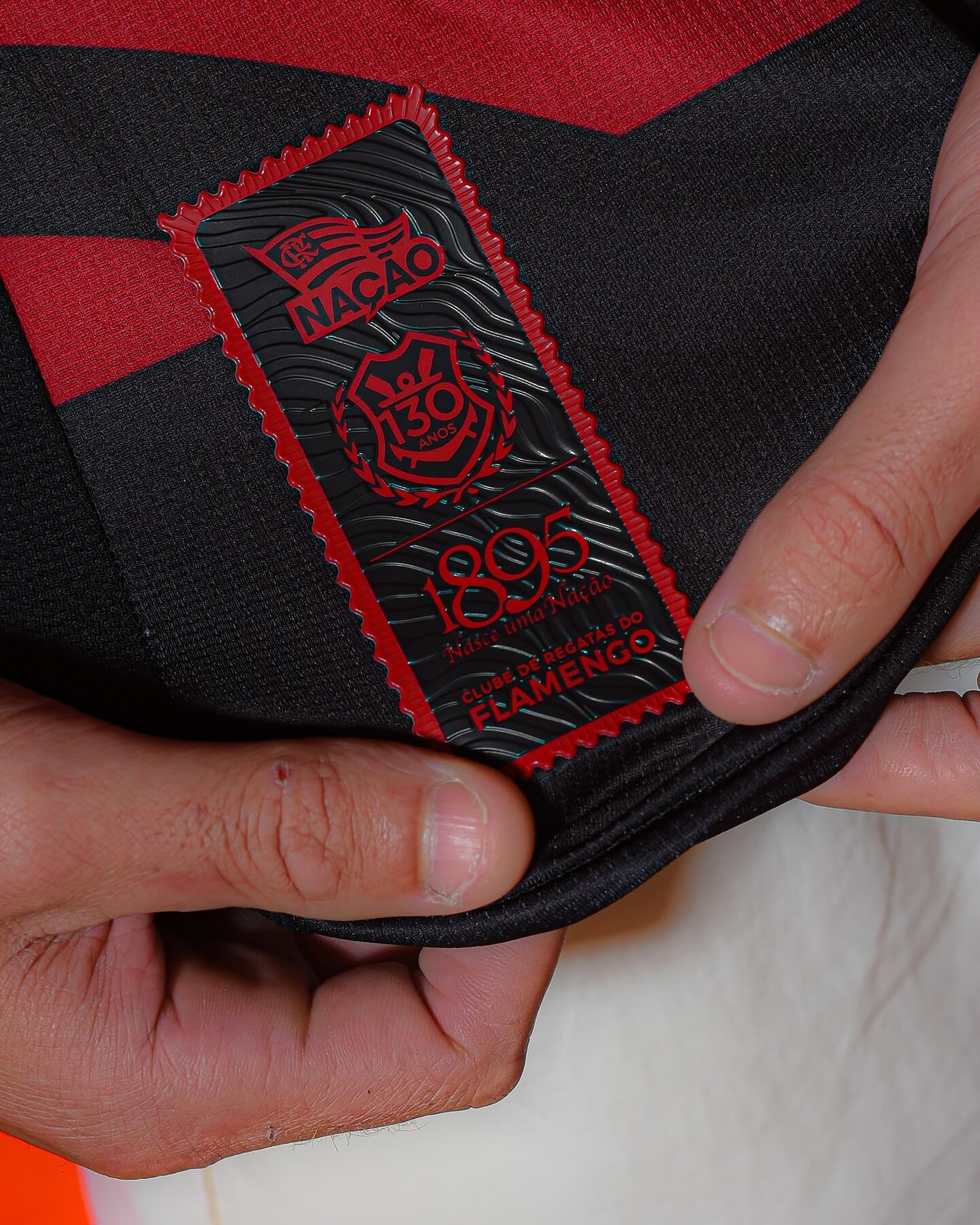 Flamengo lança camisa em homenagem aos 130 anos