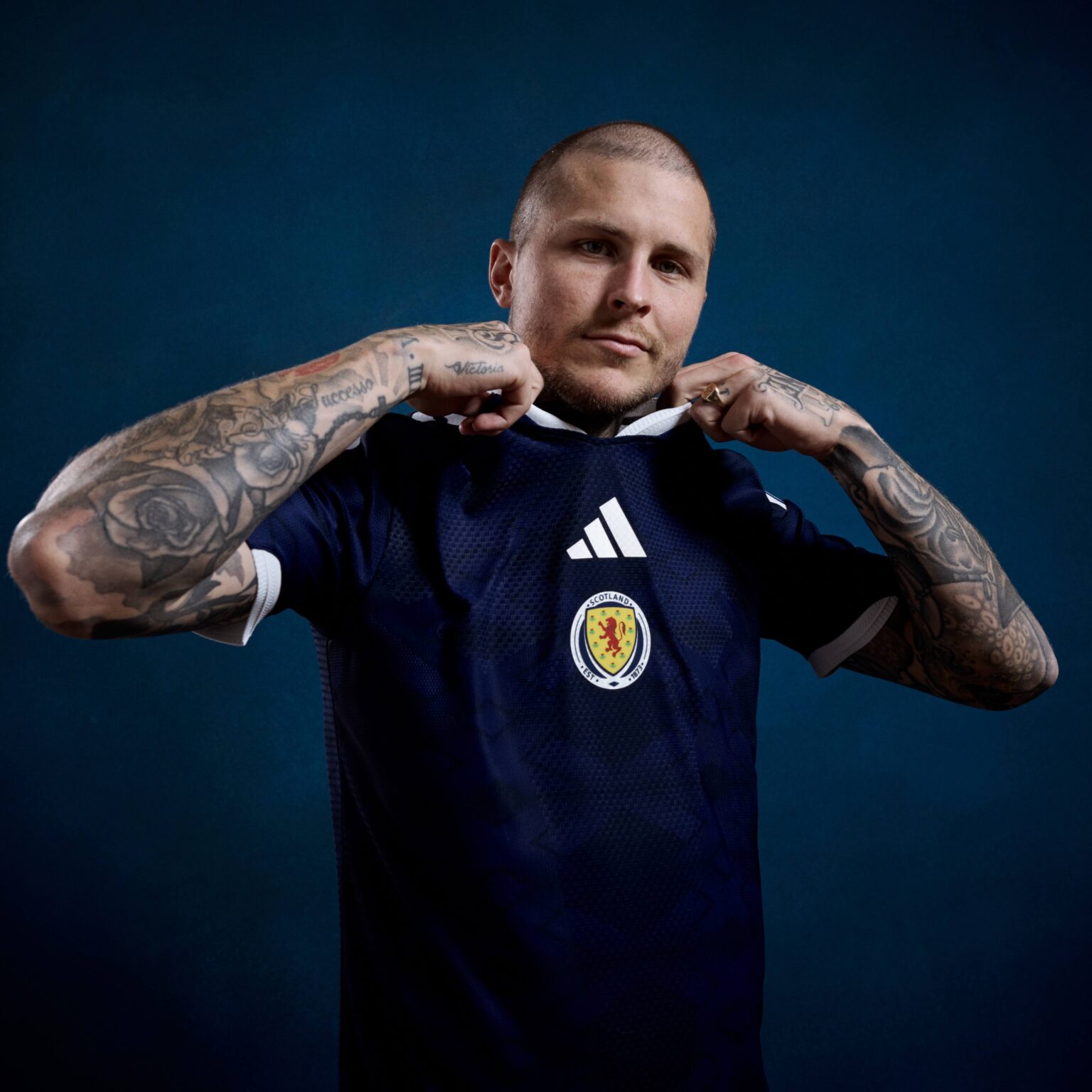Detalhes camisa Esc&oacute;cia 2026 2027 titular escudo Scottish FA cruz santo andre adidas