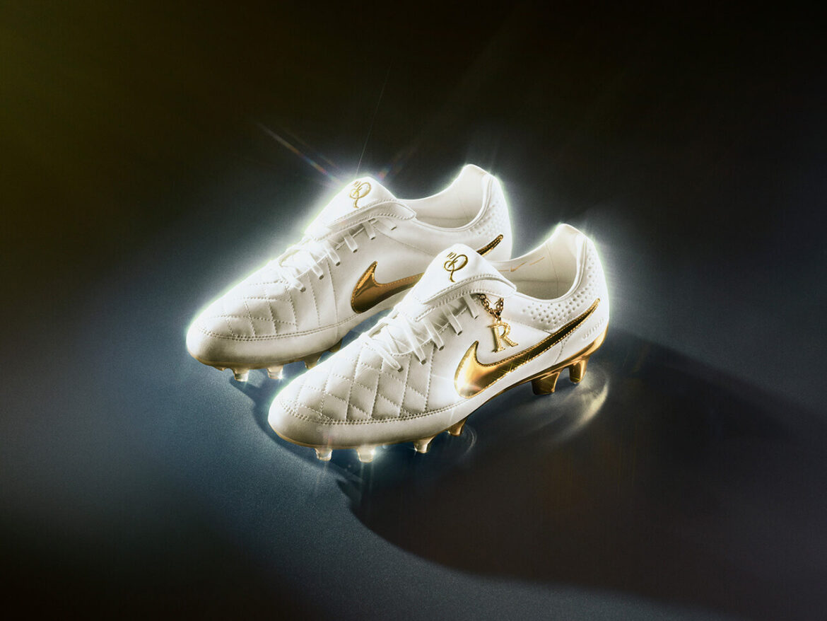 Nike relança Tiempo “Touch of Gold” eternizada por Ronaldinho, agora nos pés de Estêvão e Kerolin