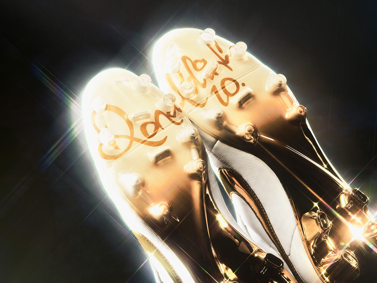 Nike relança Tiempo “Touch of Gold” eternizada por Ronaldinho, agora nos pés de Estêvão e Kerolin