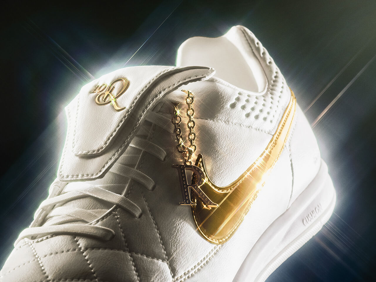 Nike relança Tiempo “Touch of Gold” eternizada por Ronaldinho, agora nos pés de Estêvão e Kerolin