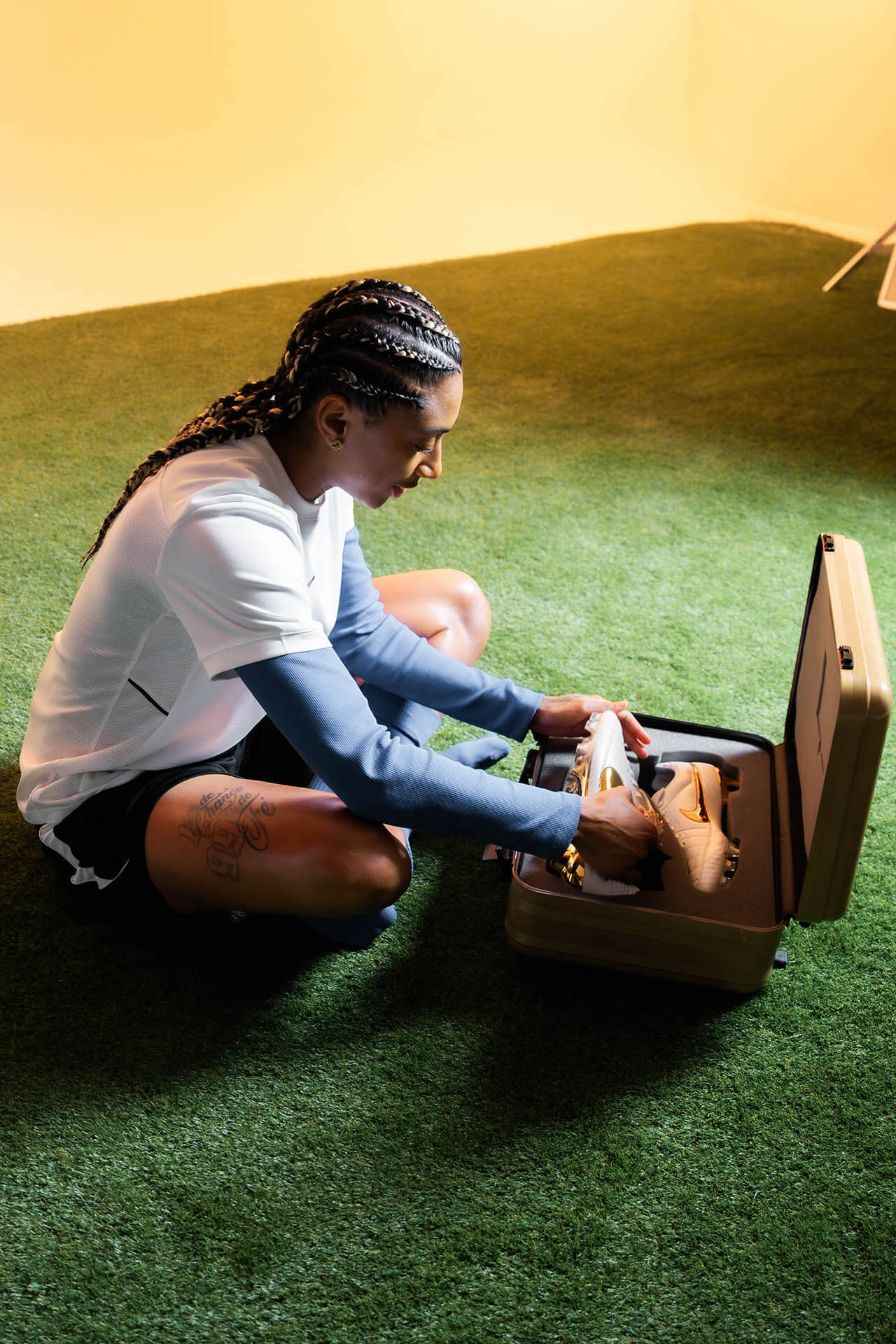 Nike relança Tiempo “Touch of Gold” eternizada por Ronaldinho, agora nos pés de Estêvão e Kerolin