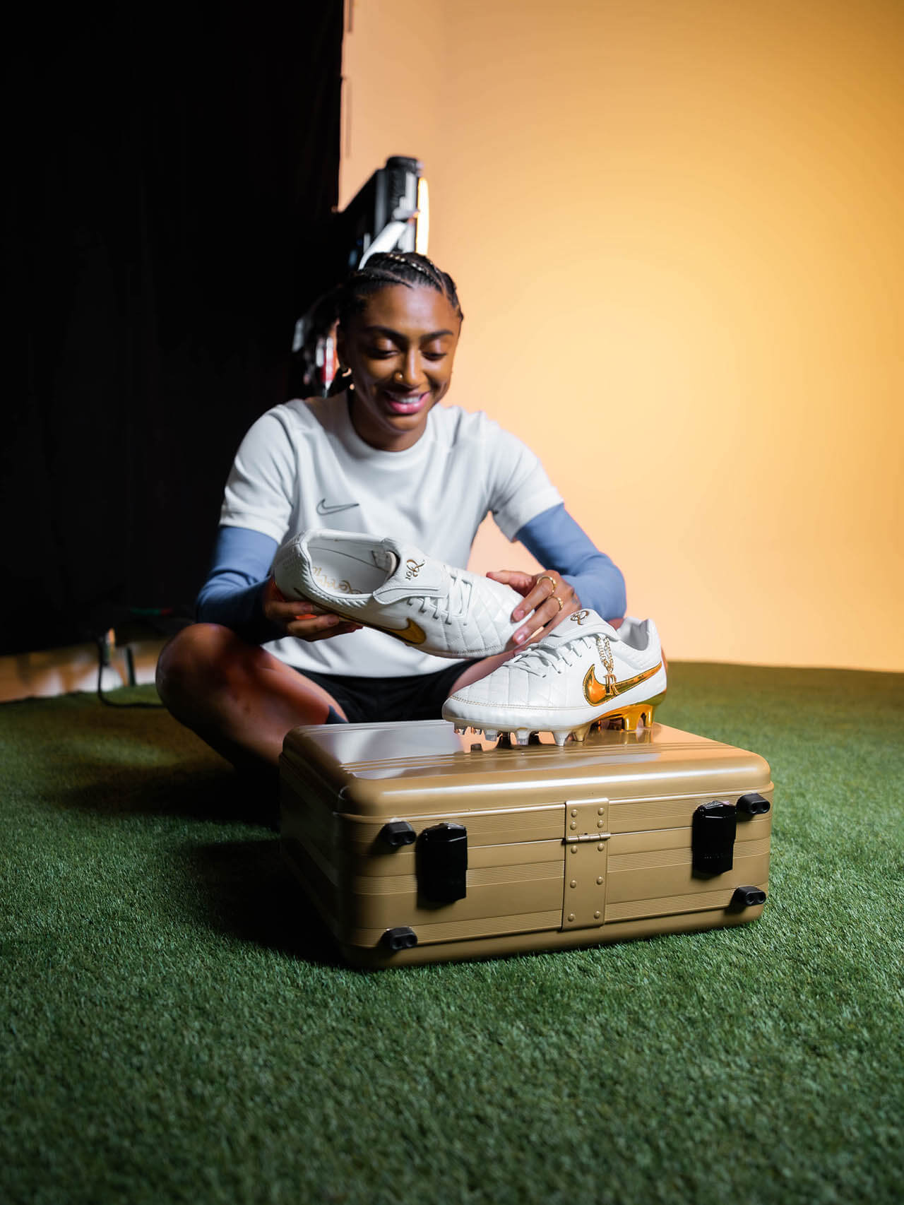 Nike relança Tiempo “Touch of Gold” eternizada por Ronaldinho, agora nos pés de Estêvão e Kerolin