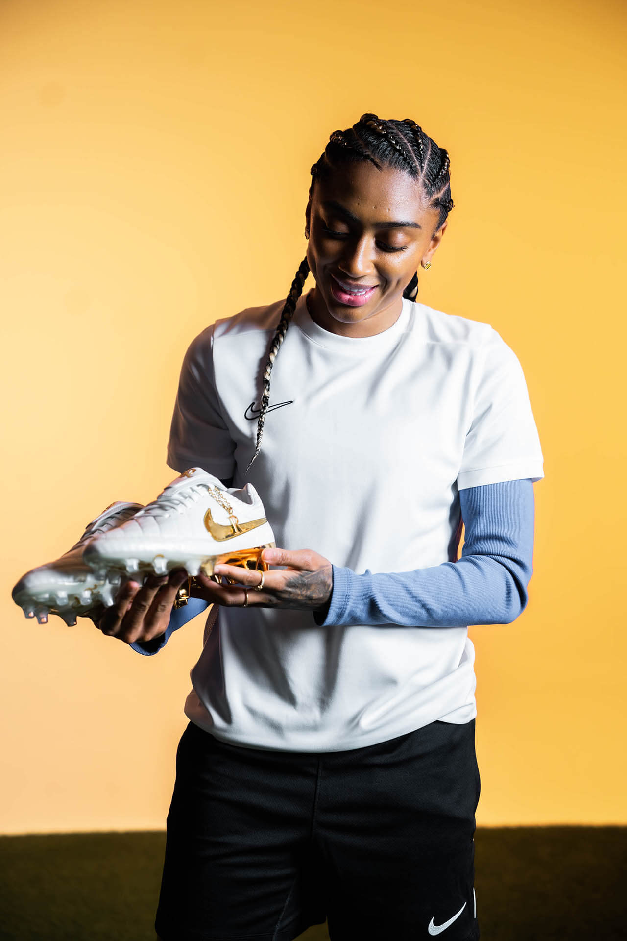 Nike relança Tiempo “Touch of Gold” eternizada por Ronaldinho, agora nos pés de Estêvão e Kerolin