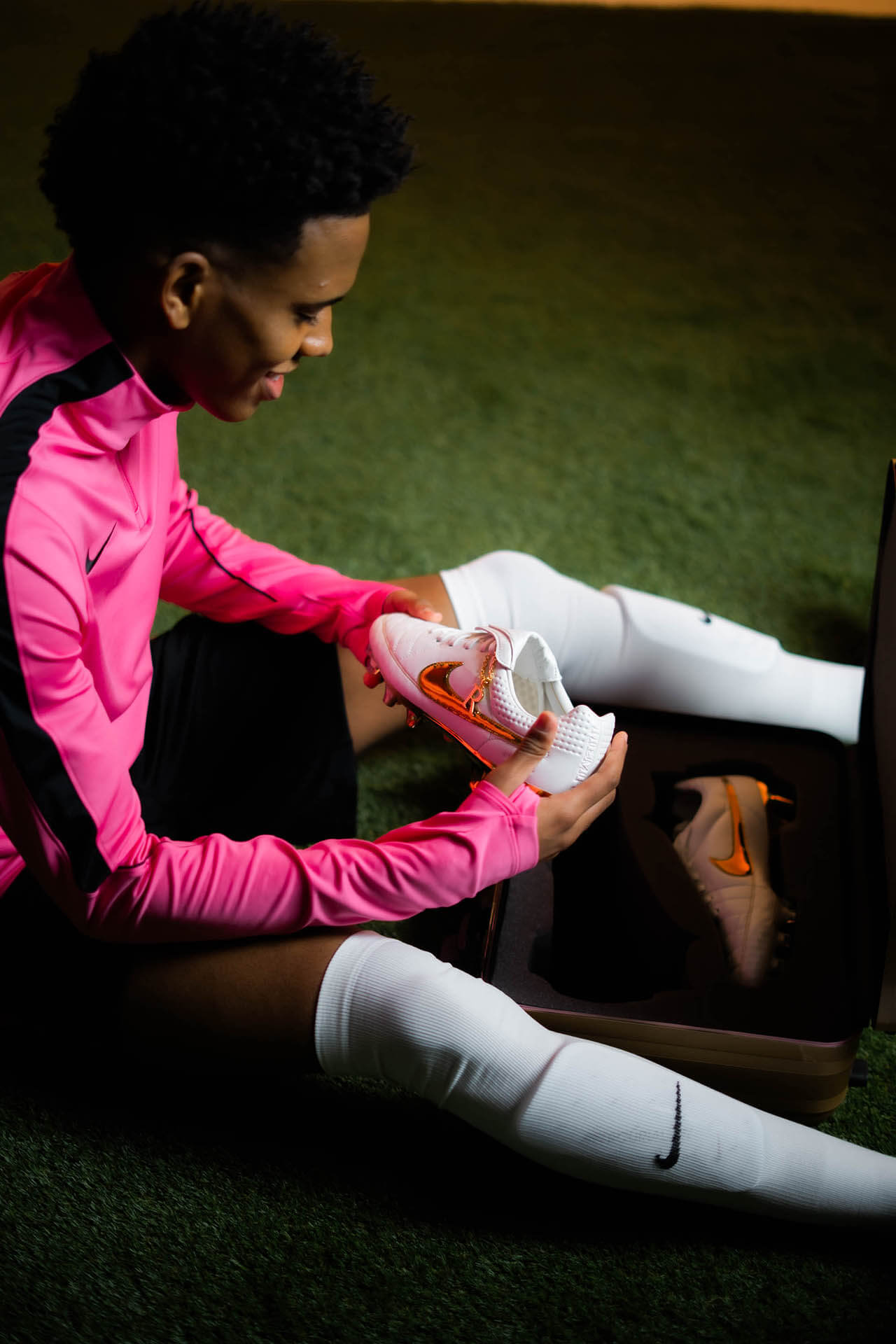 Nike relança Tiempo “Touch of Gold” eternizada por Ronaldinho, agora nos pés de Estêvão e Kerolin