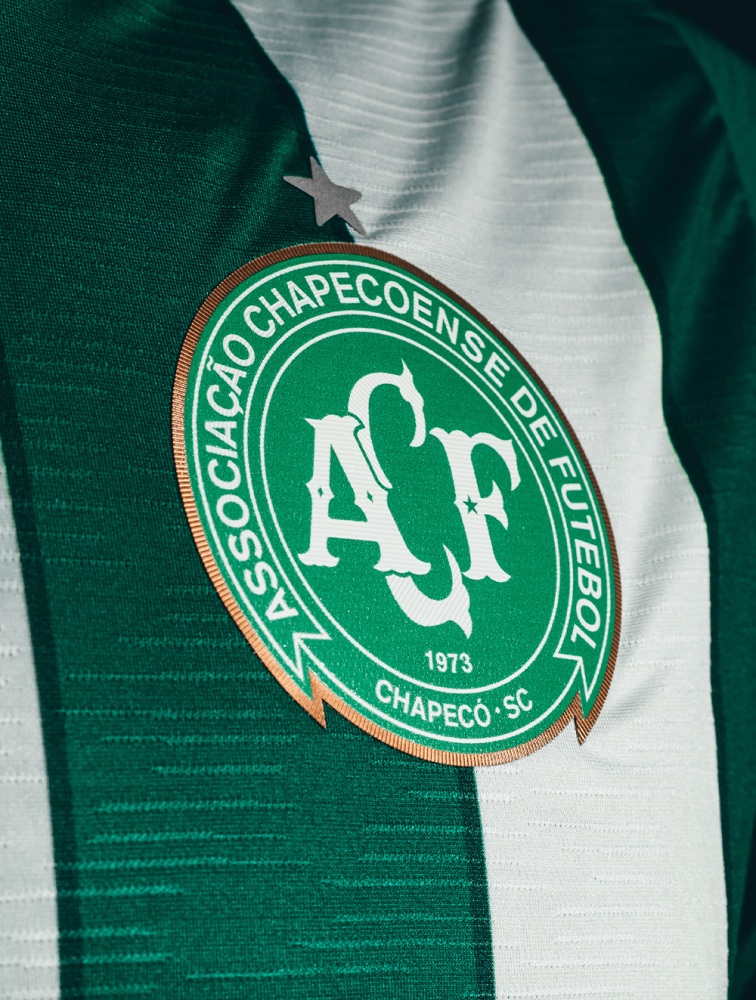 Camisa titular da Chapecoense 2026 traz homenagem ao Atlético Nacional