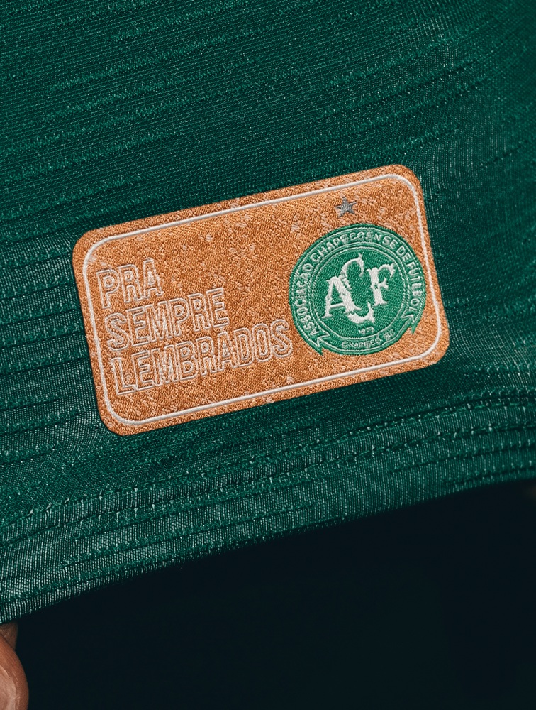Camisa titular da Chapecoense 2026 traz homenagem ao Atlético Nacional