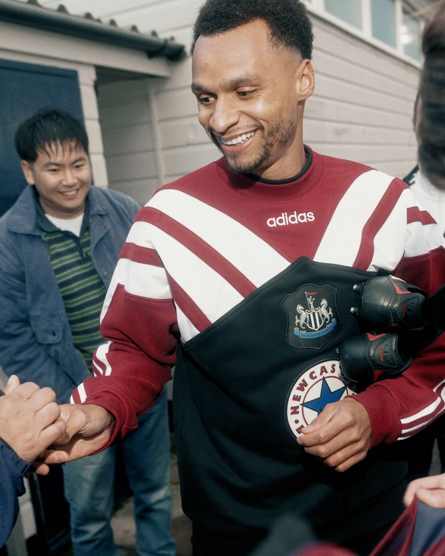 Newcastle United e adidas lançam coleção retrô com camisa reserva de 1995
