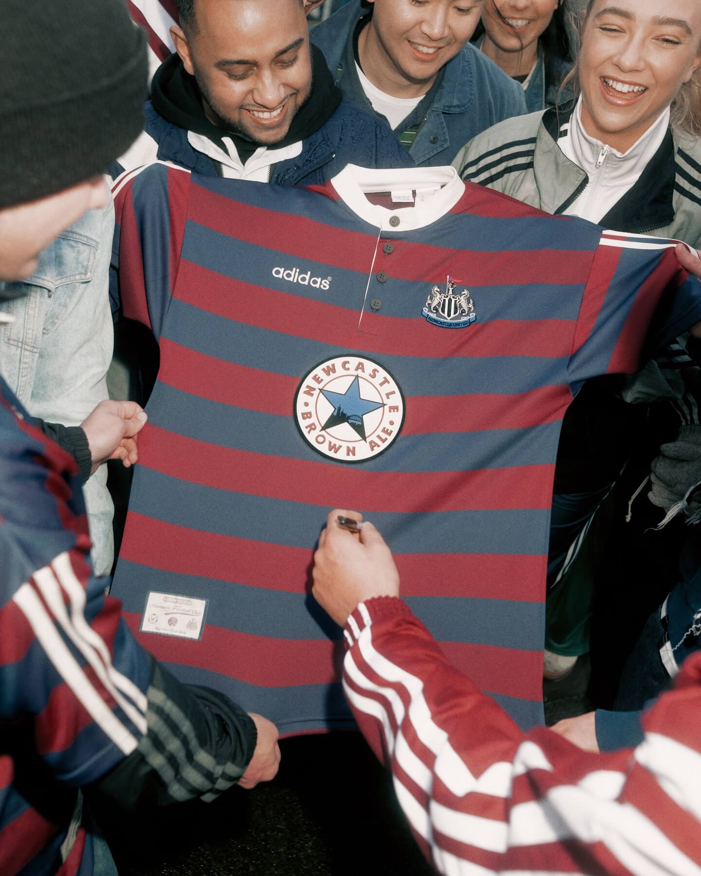 Newcastle United e adidas lançam coleção retrô com camisa reserva de 1995