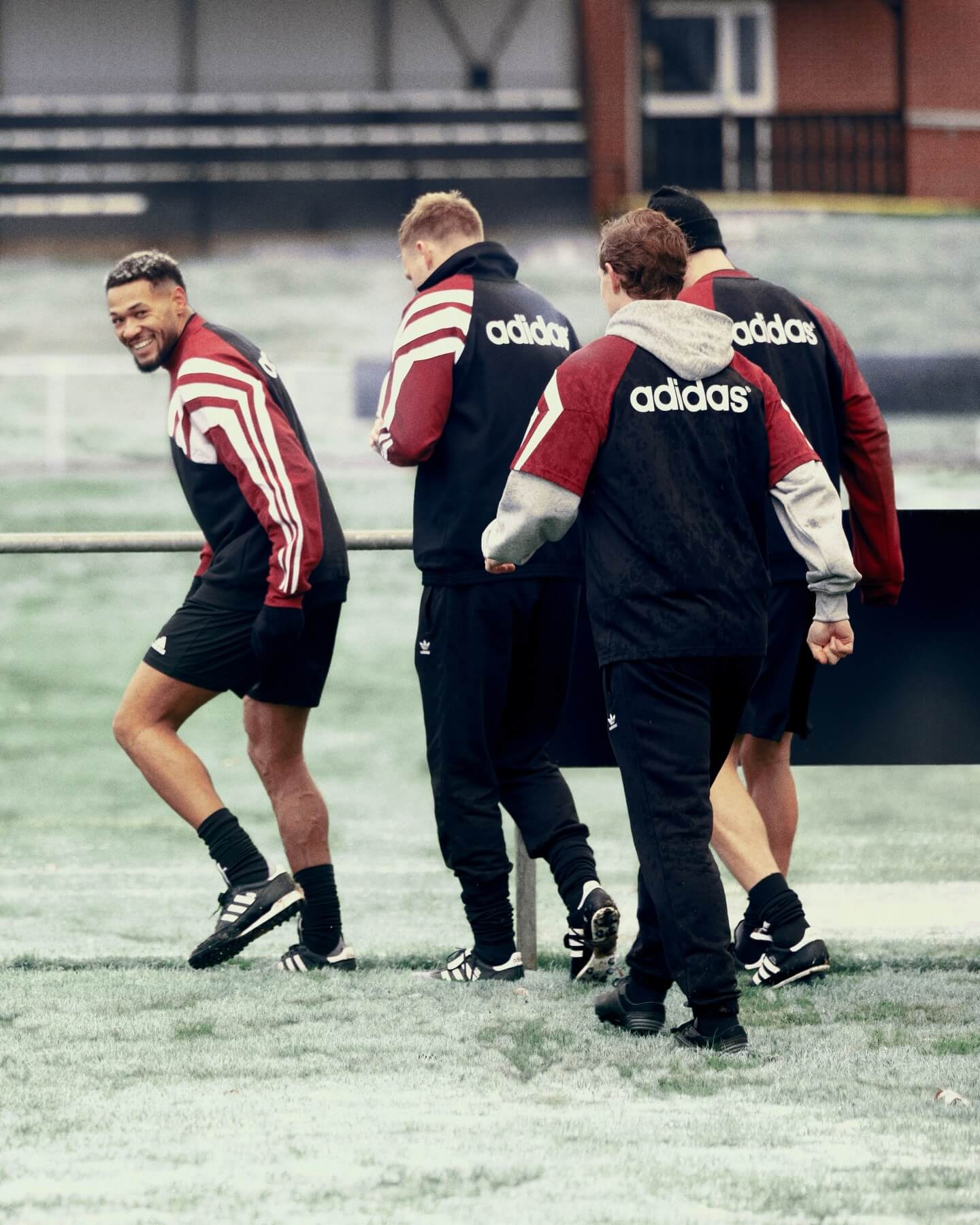 Newcastle United e adidas lançam coleção retrô com camisa reserva de 1995