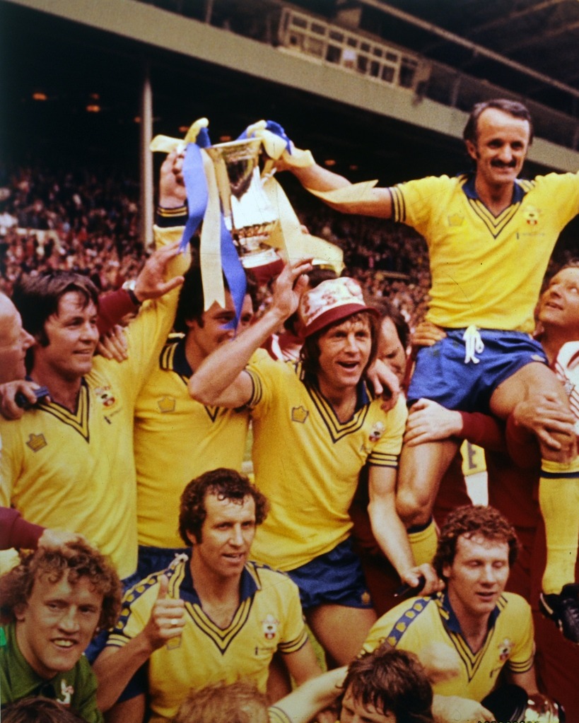 Southampton lança camisa em homenagem à FA Cup 1976