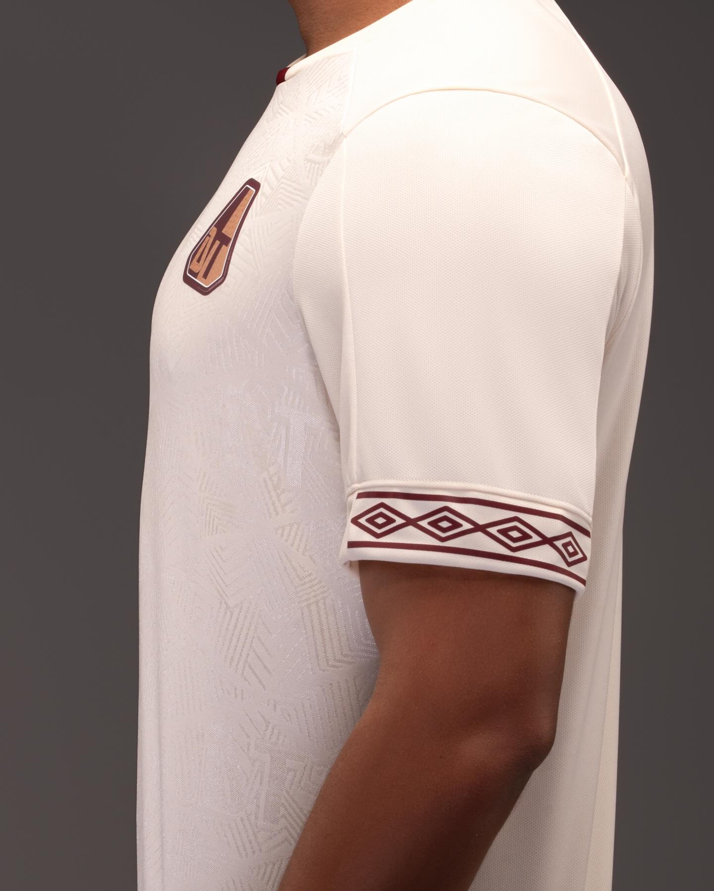 Camisas do Deportes Tolima 2026 são reveladas pela Umbro