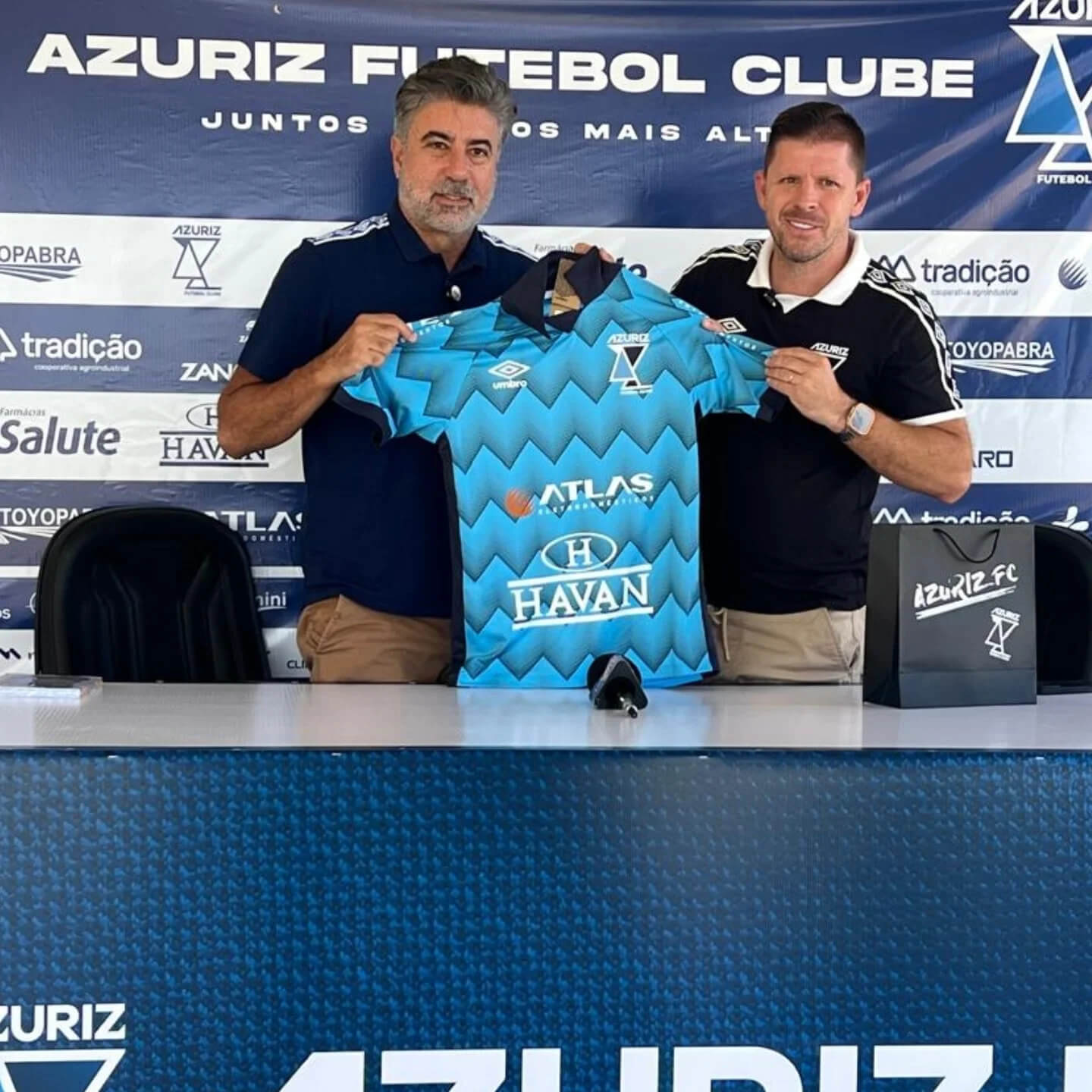 Azuriz apresenta novas camisas para a temporada 2026