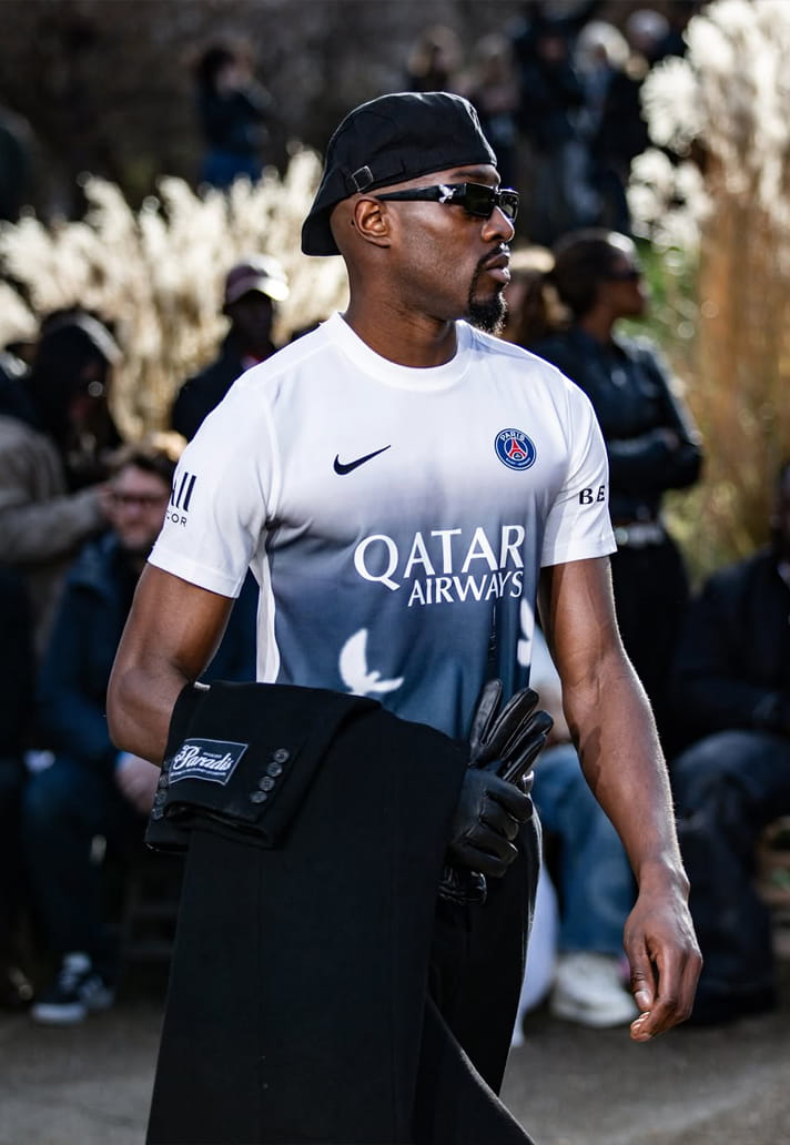 PSG lança camisa pré-jogo em parceria com a 3.Paradis