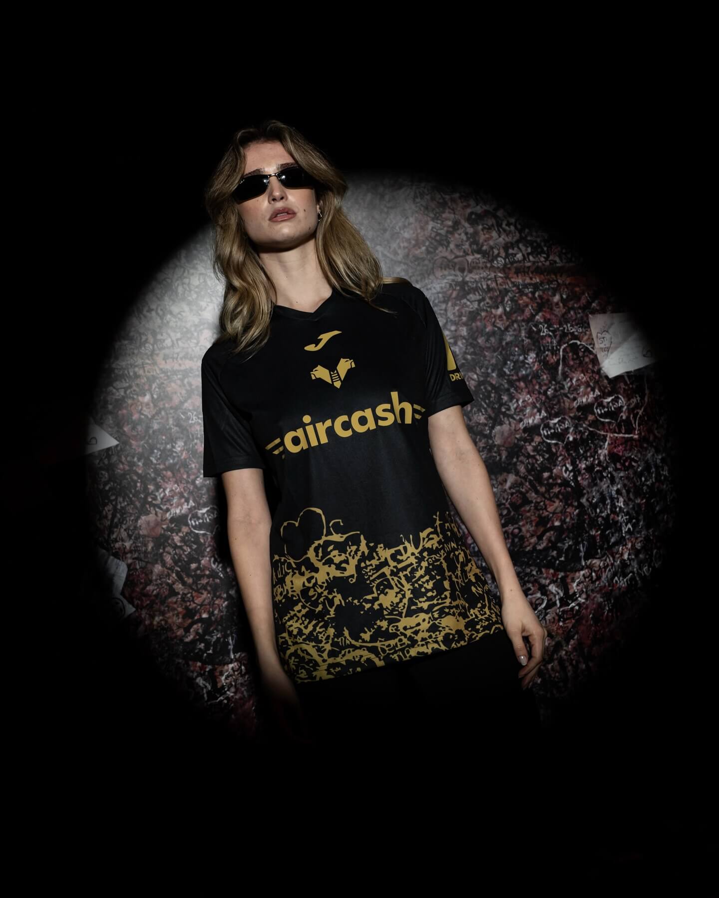 Hellas Verona lança nova quarta camisa 2025-2026 com inspiração em Romeu e Julieta