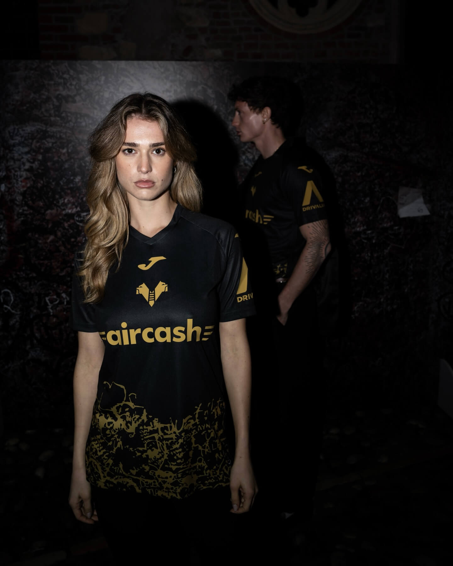 Hellas Verona lança nova quarta camisa 2025-2026 com inspiração em Romeu e Julieta