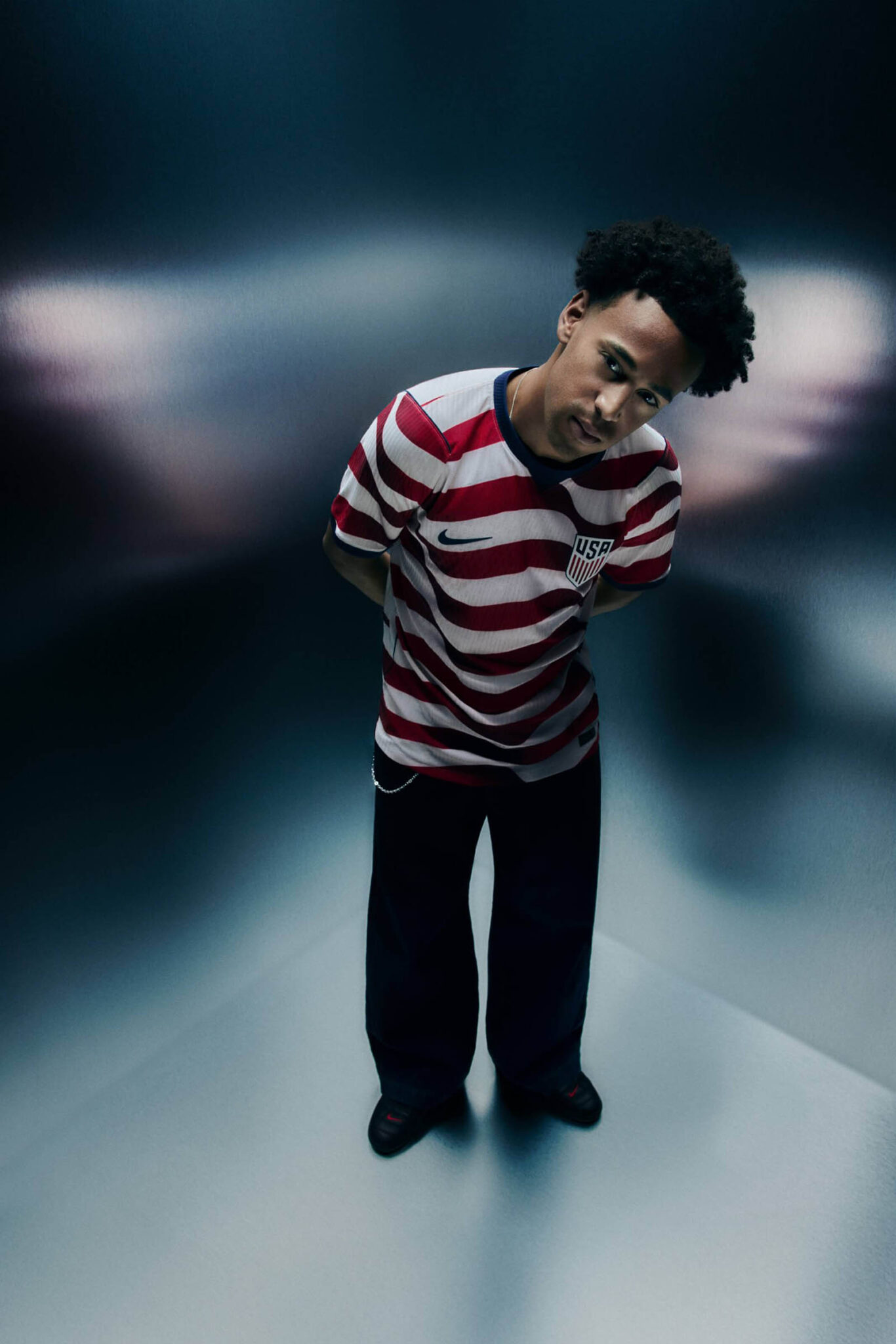 Jogador Tyler Adams usando camisa Estados Unidos 2026 titular vermelha Nike Copa do Mundo