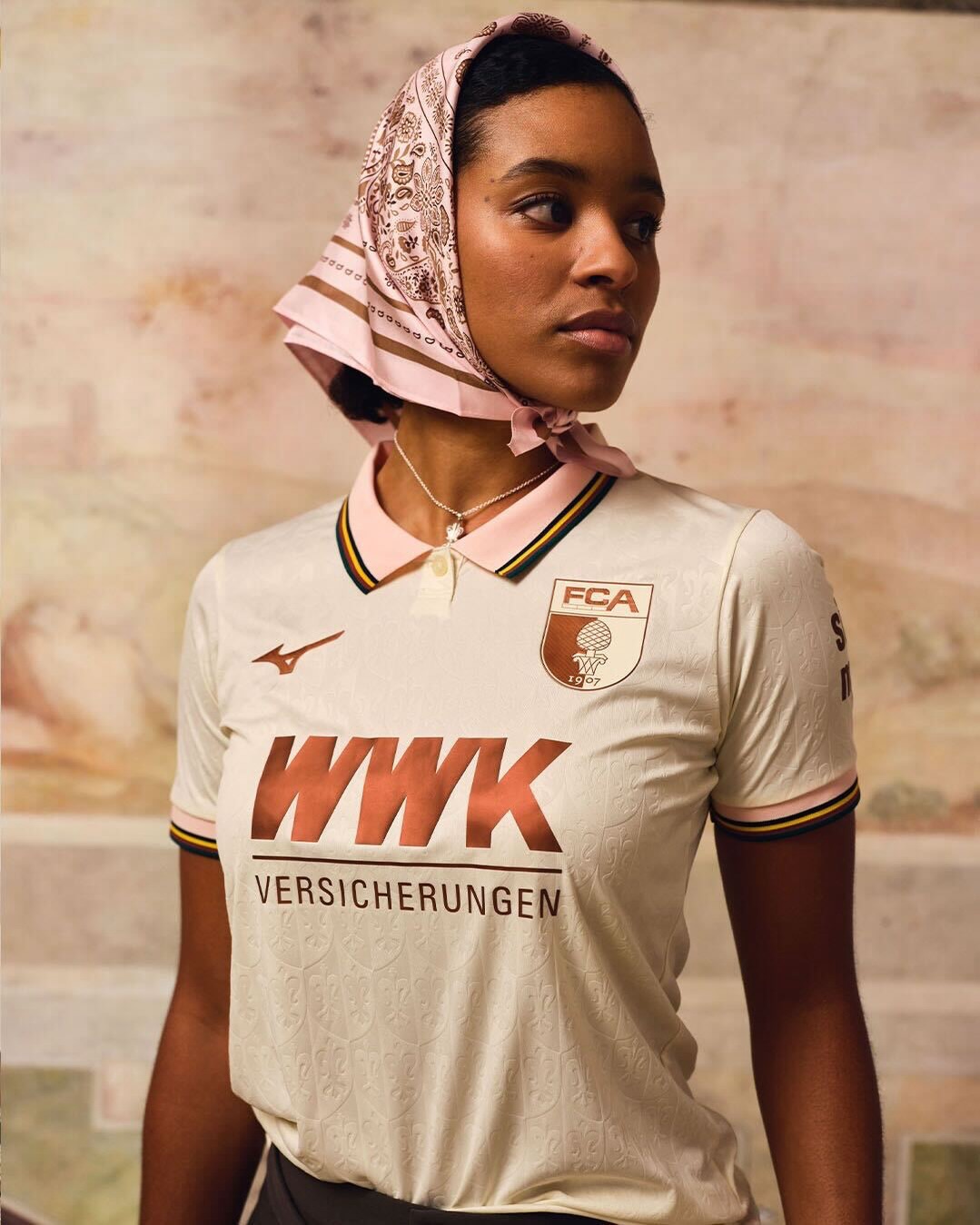 FC Augsburg apresenta nova quarta camisa para a temporada 2025-2026