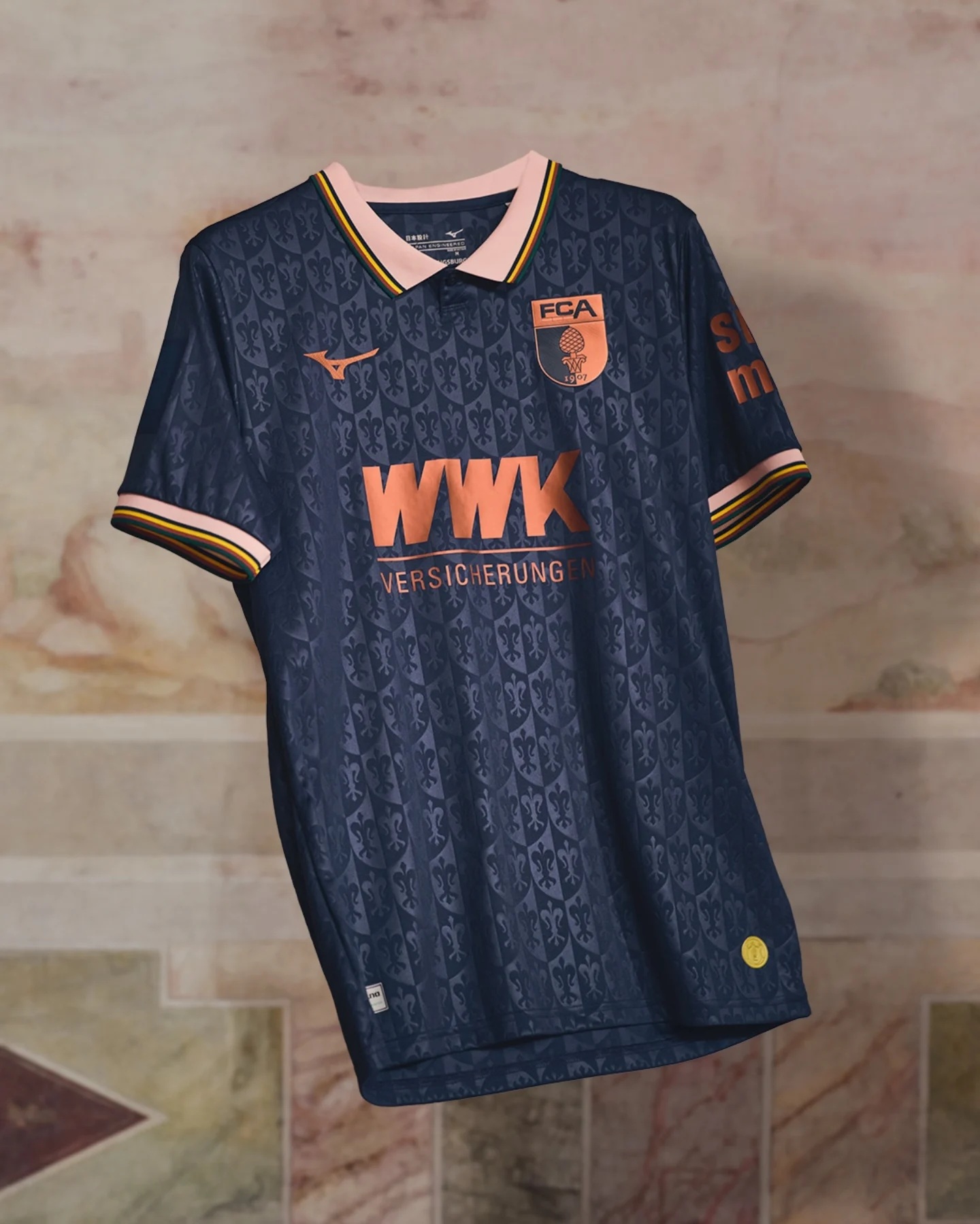 FC Augsburg apresenta nova quarta camisa para a temporada 2025-2026