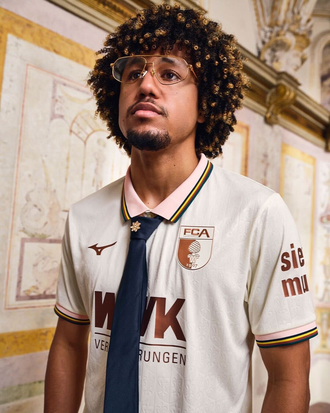 FC Augsburg apresenta nova quarta camisa para a temporada 2025-2026