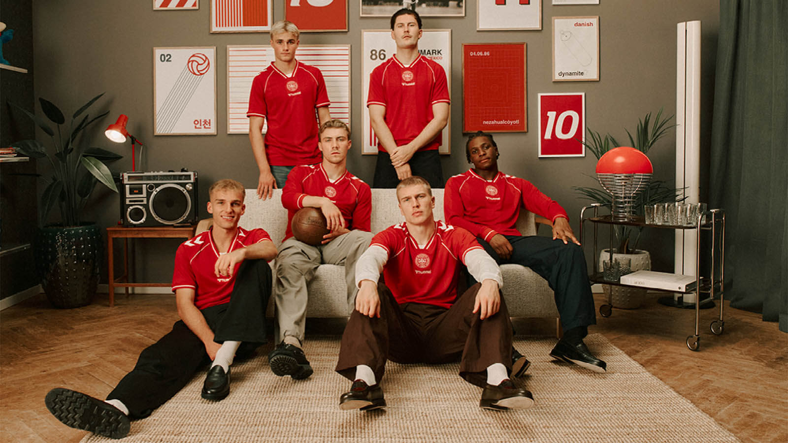 Dinamarca e Hummel lançam nova camisa titular para 2026 » Mantos